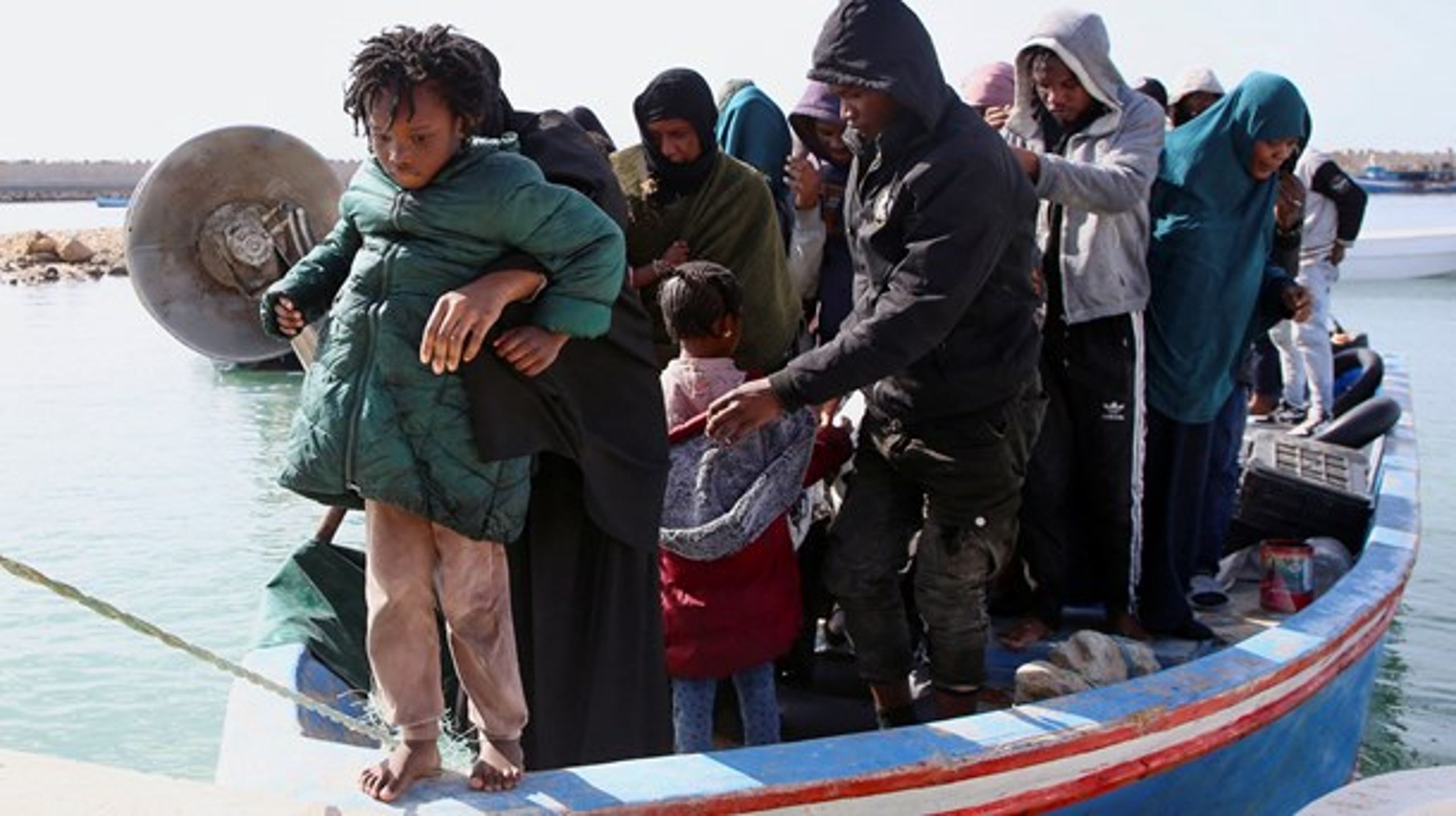 Kommer EU-ministrene til enighet om en ny migrasjonspakt denne uken? Flyktningene på bildet ble reddet ut av en synkende båt på vei til Europa utenfor Libyas kyst i april 2023.