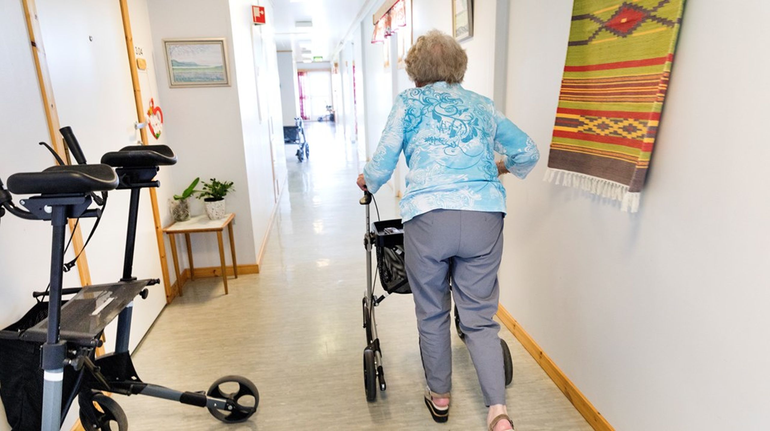 Bruk av tvang mot eldre som bor på sykehjem, er et av områdene Norges institusjon for menneskerettigheter (NIM) peker på i sin rapport. NIM mener for eksempel at det kan være en risiko for at menneskerettigheter brytes når eldre holdes tilbake på sykehjemmet mot sin vilje.