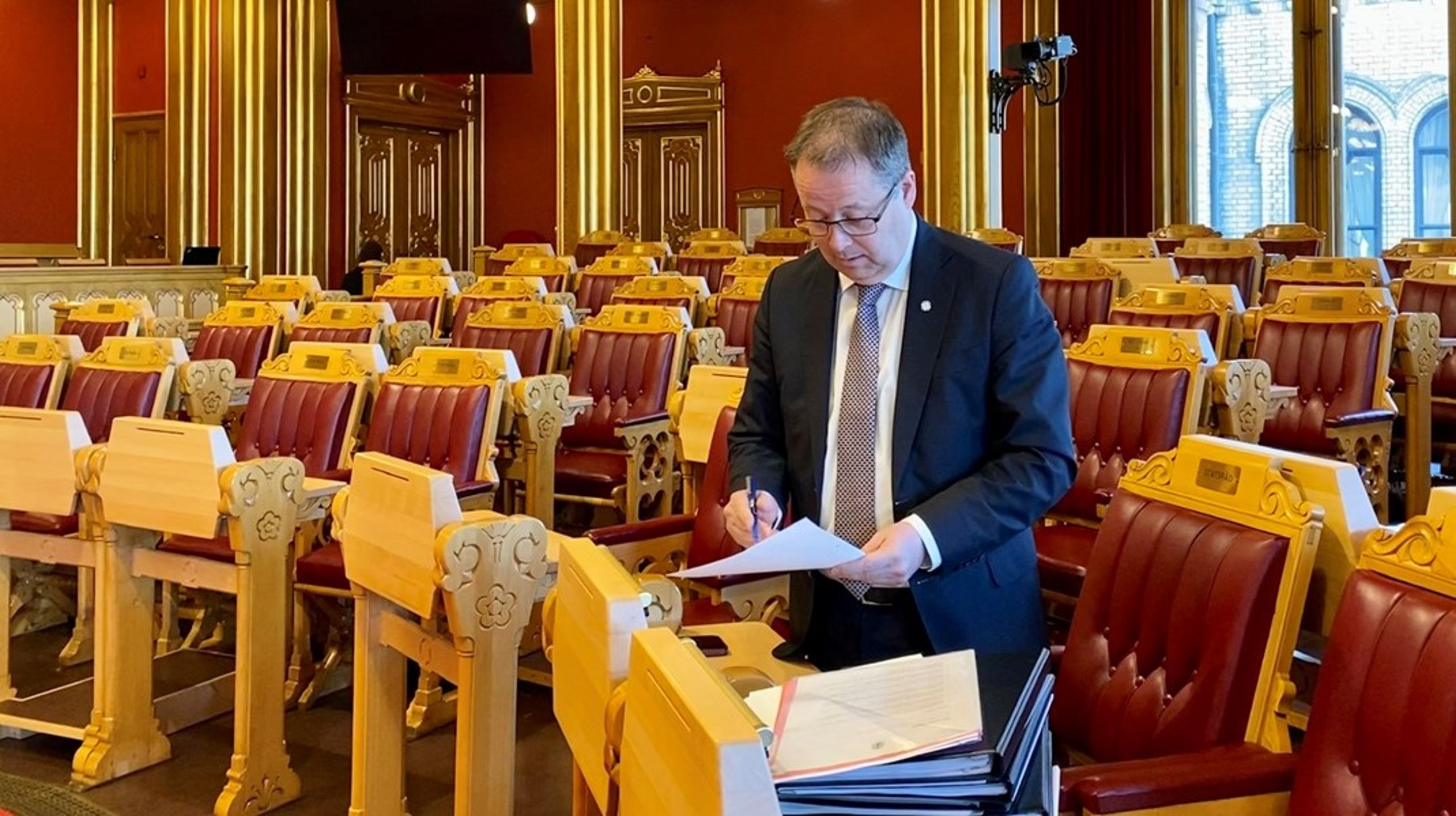 Femten minutter før møtestart var forsvarsminister Bjørn Arild Gram (Sp) på plass i stortingssalen. Alene, tok han en siste sjekk i papirene og notatene sine.