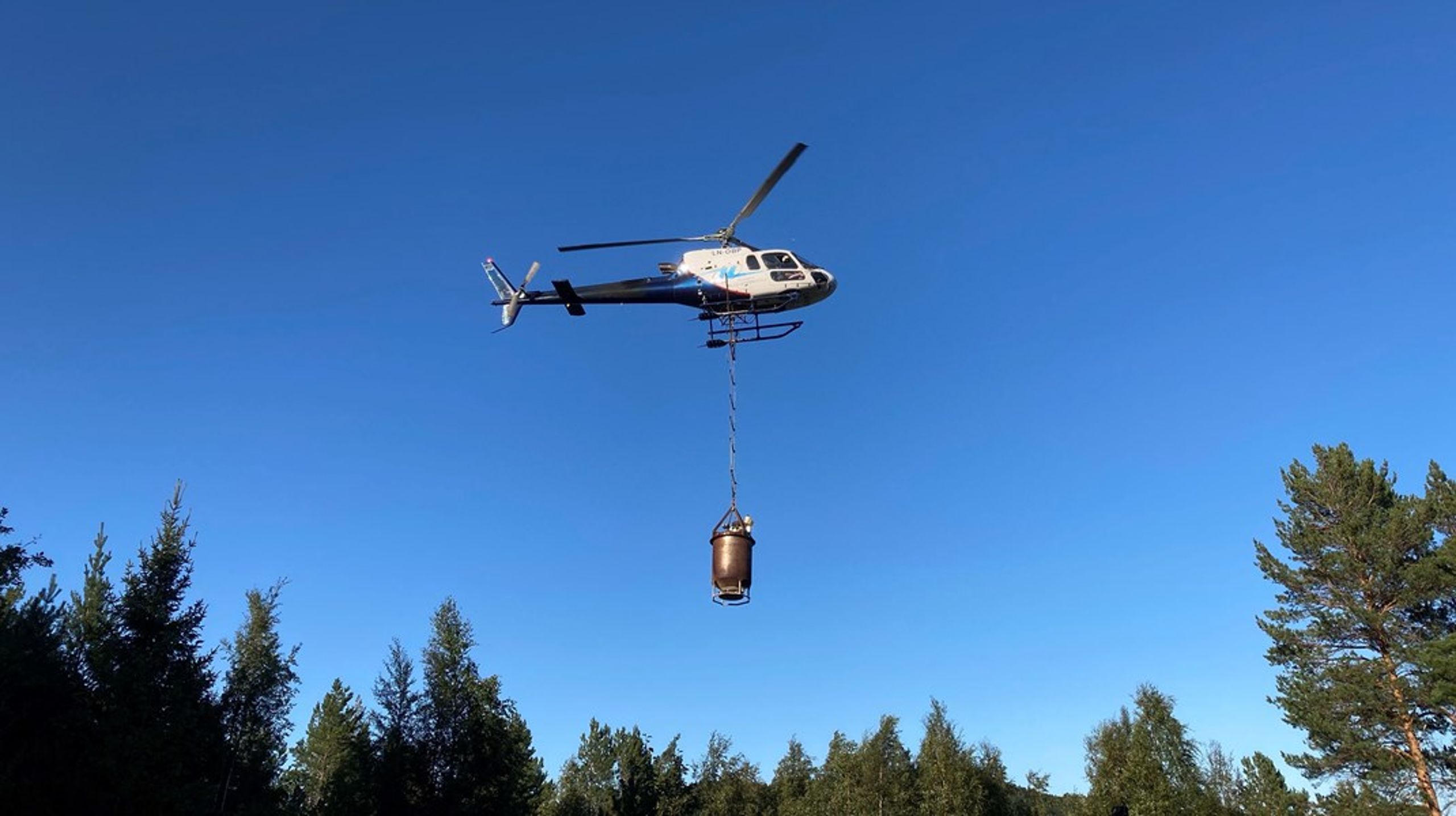 Gjødsling av skog med nitrogen skjer ved bruk av helikopter.