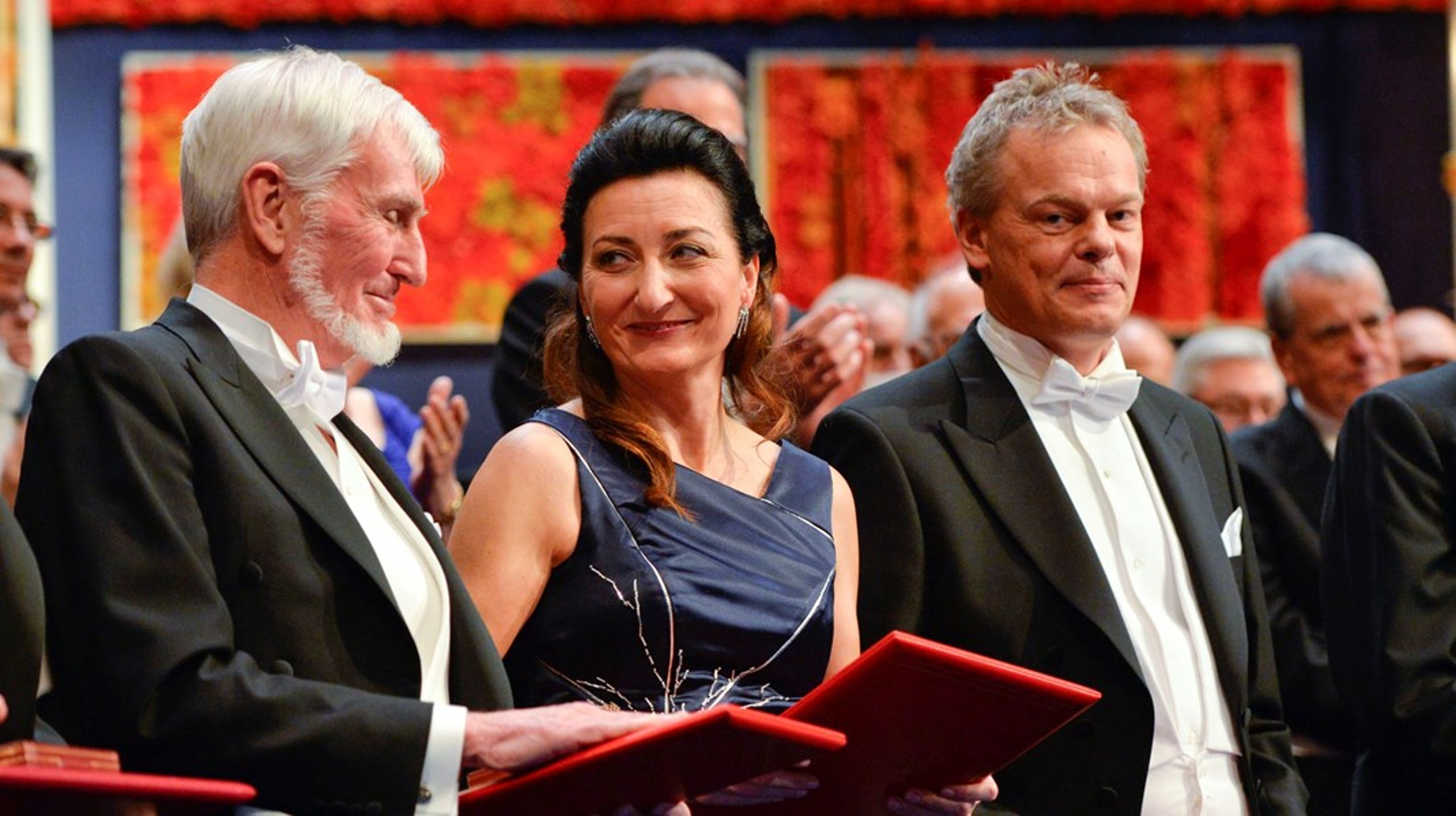 Edvard Moser (f.v.), May-Britt Moser og John O'Keefe vant nobelprisen i medisin i 2014. De to siste tilhører et av Norges fremragende forskningsmiljøer, som ifølge innleggsforfatterne ikke får nok penger til forskning på demens.