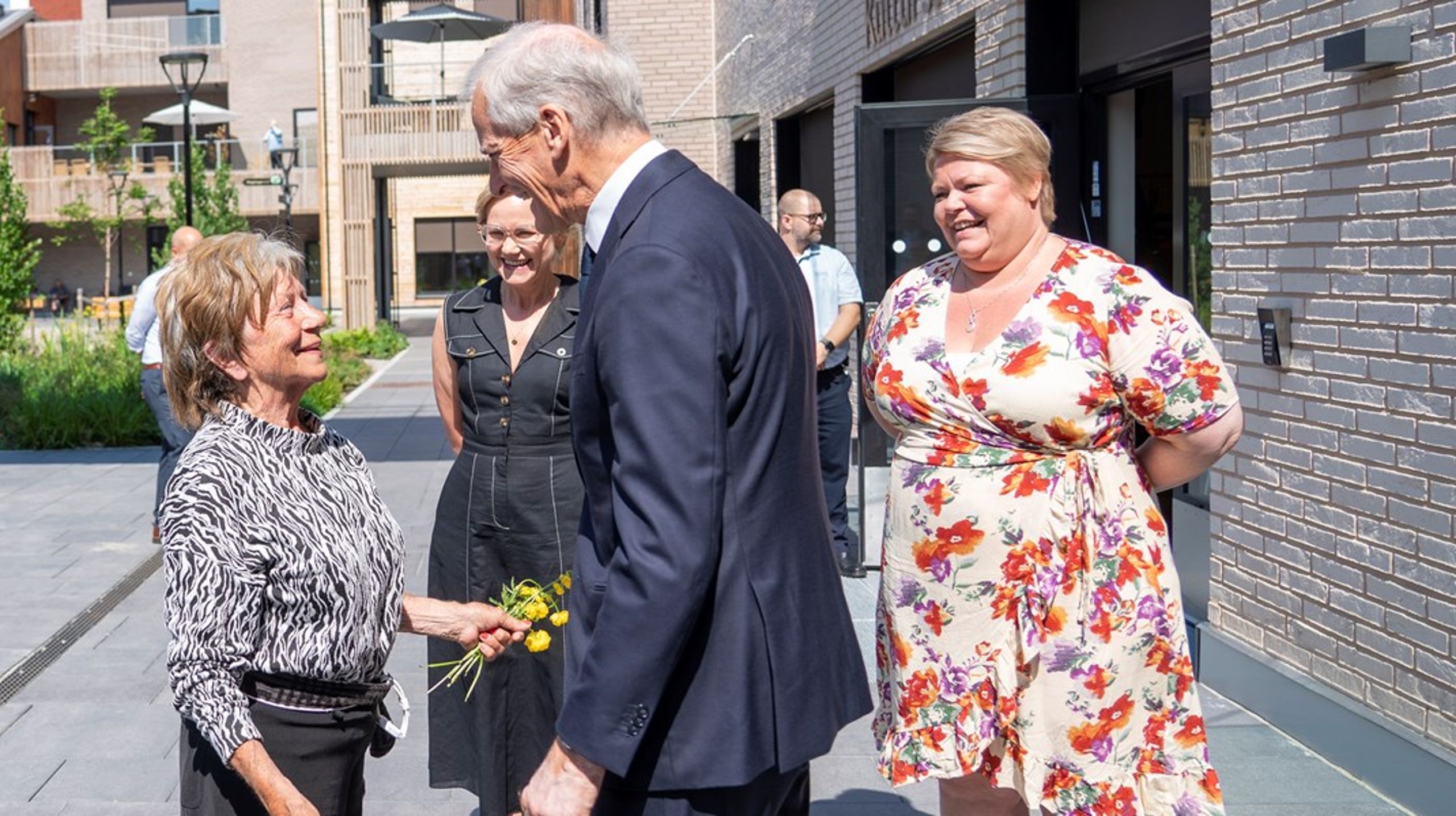 Statsminister Jonas Gahr Støre presenterte den nye eldrereformen på den splitter nye demenslandsbyen Dronning Ingrids hage i Oslo i dag. Der ble han ønsket velkommen med blomster av beboer&nbsp;Margot Solfrid Alexandersen (85).