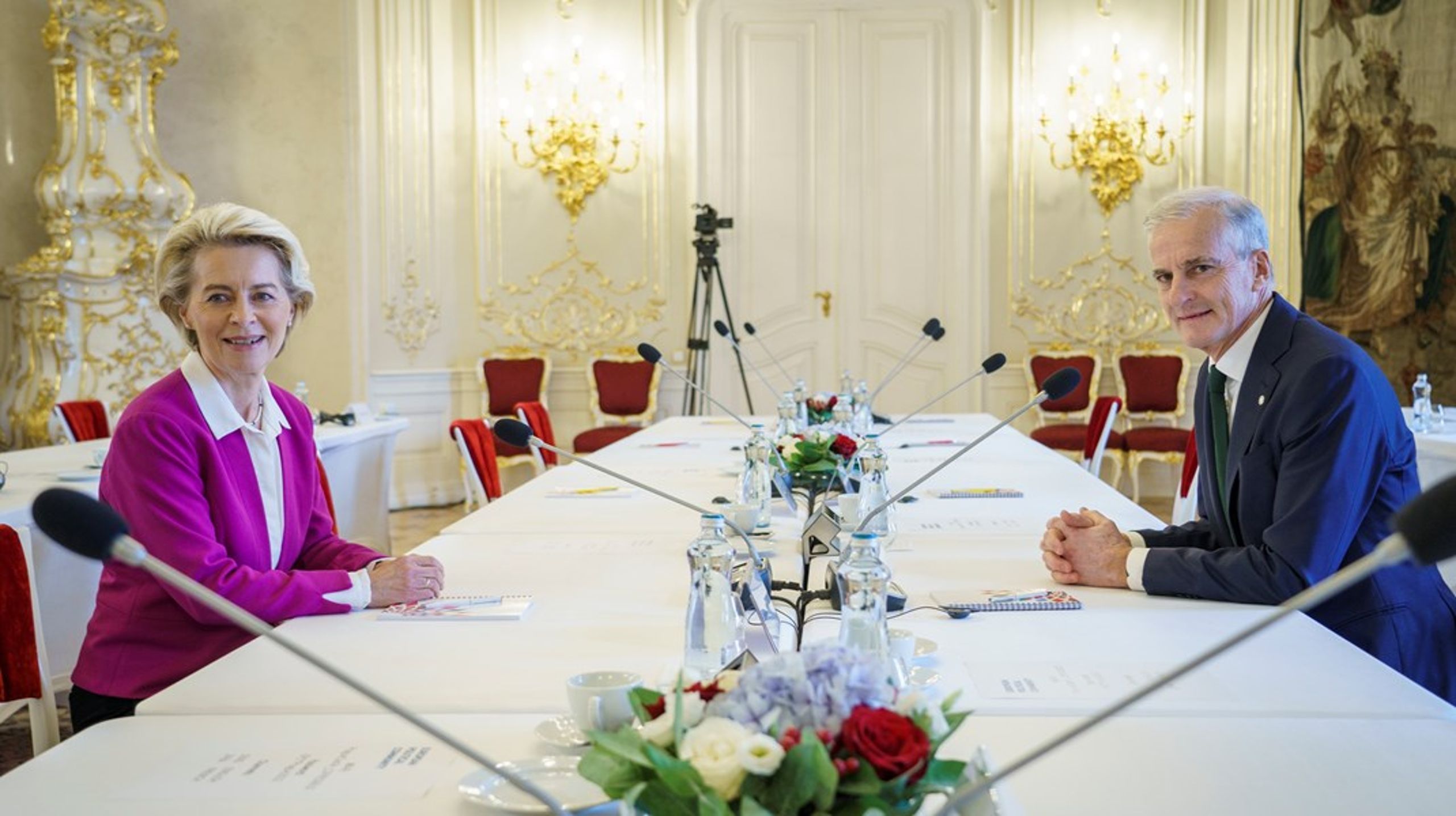 EU-kommisjonens president Ursula von der Leyen og Norges statsminister Jonas Gahr Støre (Ap) under toppmøtet mellom EU og land utenfor unionen 26. oktober 2022.