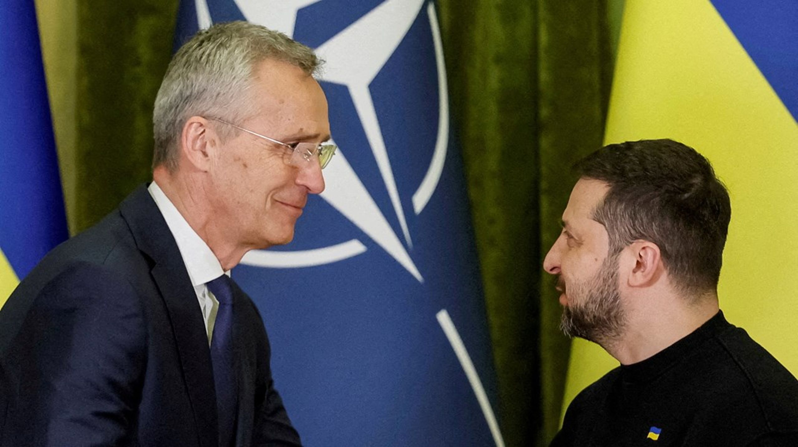 Et av de store spørsmålene i forkant av Nato-toppmøtet i Vilnius, er hvor langt den militære alliansen er beredt til å strekke seg for å garantere sikkerheten til Ukraina. Mens noen land presser på for å diskutere ukrainsk medlemskap allerede nå, ønsker andre land&nbsp;–&nbsp;deriblant Tyskland&nbsp;– å vente med&nbsp;en slik diskusjon til krigen er over. Bildet er fra april 2023, da Nato-sjef Jens Stoltenberg besøkte den ukrainske presidenten Volodymyr Zelenskyj i Kyiv.