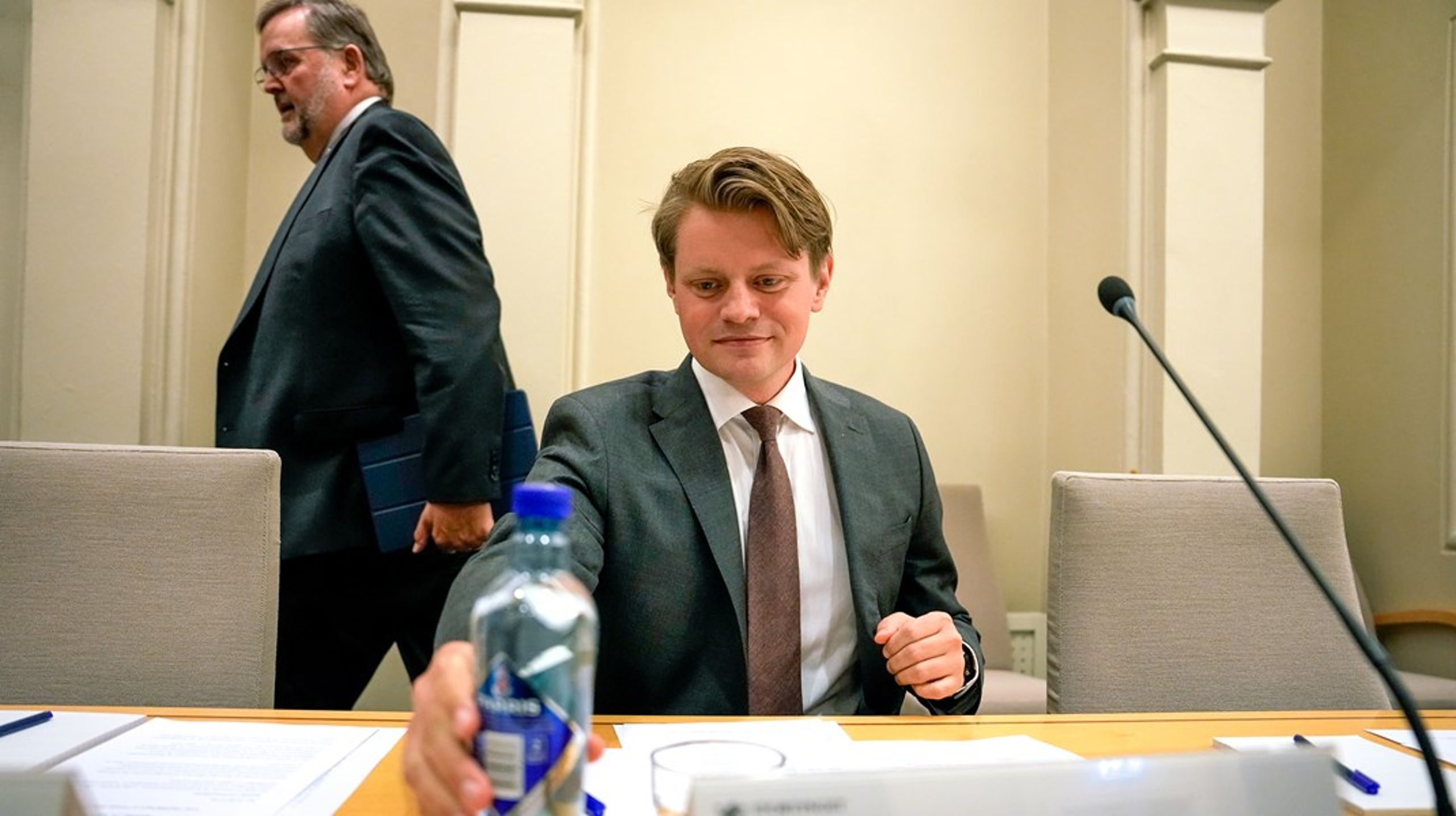 Peter Frølich (Høyre) er leder av Stortingets kontrollkomite. Nå kaller han og komiteen statsminister Jonas Gahr Støre inn på teppet, for å svare for de tre sakene på rad hvor ulike statsråder har snublet i habilitetsreglene.&nbsp;