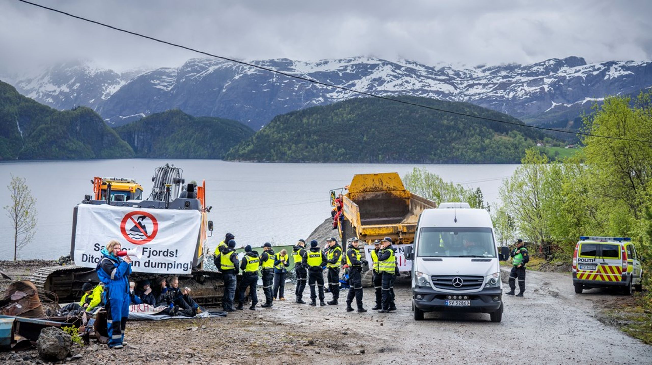 I 2022 demonstrerte aksjonister ved å lenke seg fast i protest&nbsp;mot et gruveprosjekt som skulle deponere gruveavfall i Førdefjorden. Slike protester vil vi sannsynligvis se flere av i årene som kommer, i takt med økt interesse for norske mineraler.&nbsp;
