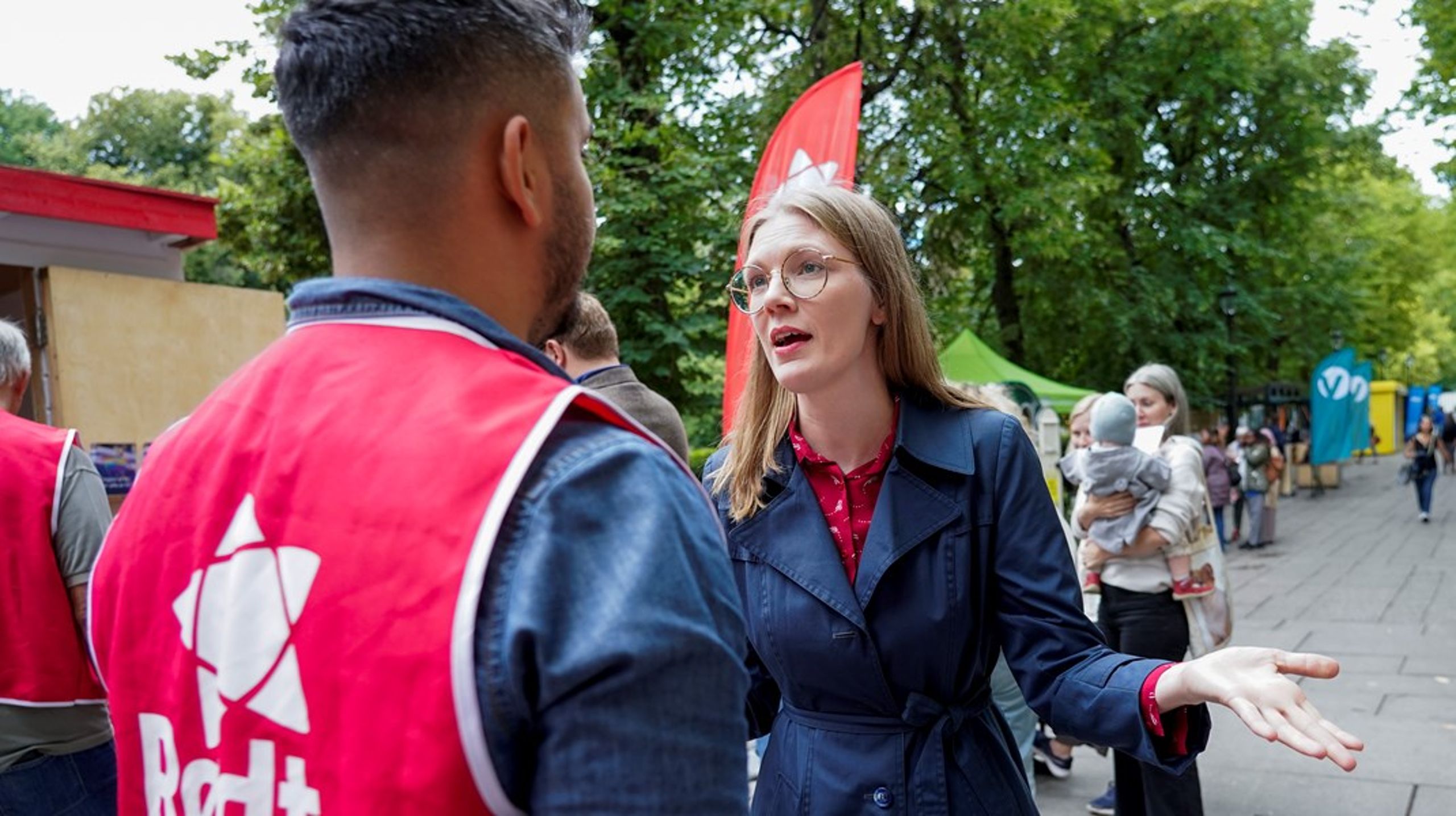 Rødts leder Marie Sneve Martinussen startet valgkampen for alvor torsdag. Her er hun ved Rødts valgbod i Oslo. Men augustmålingen fra Opinion for Altinget og ABC Nyheter, gir partiet en skikkelig nesestyver.&nbsp;
