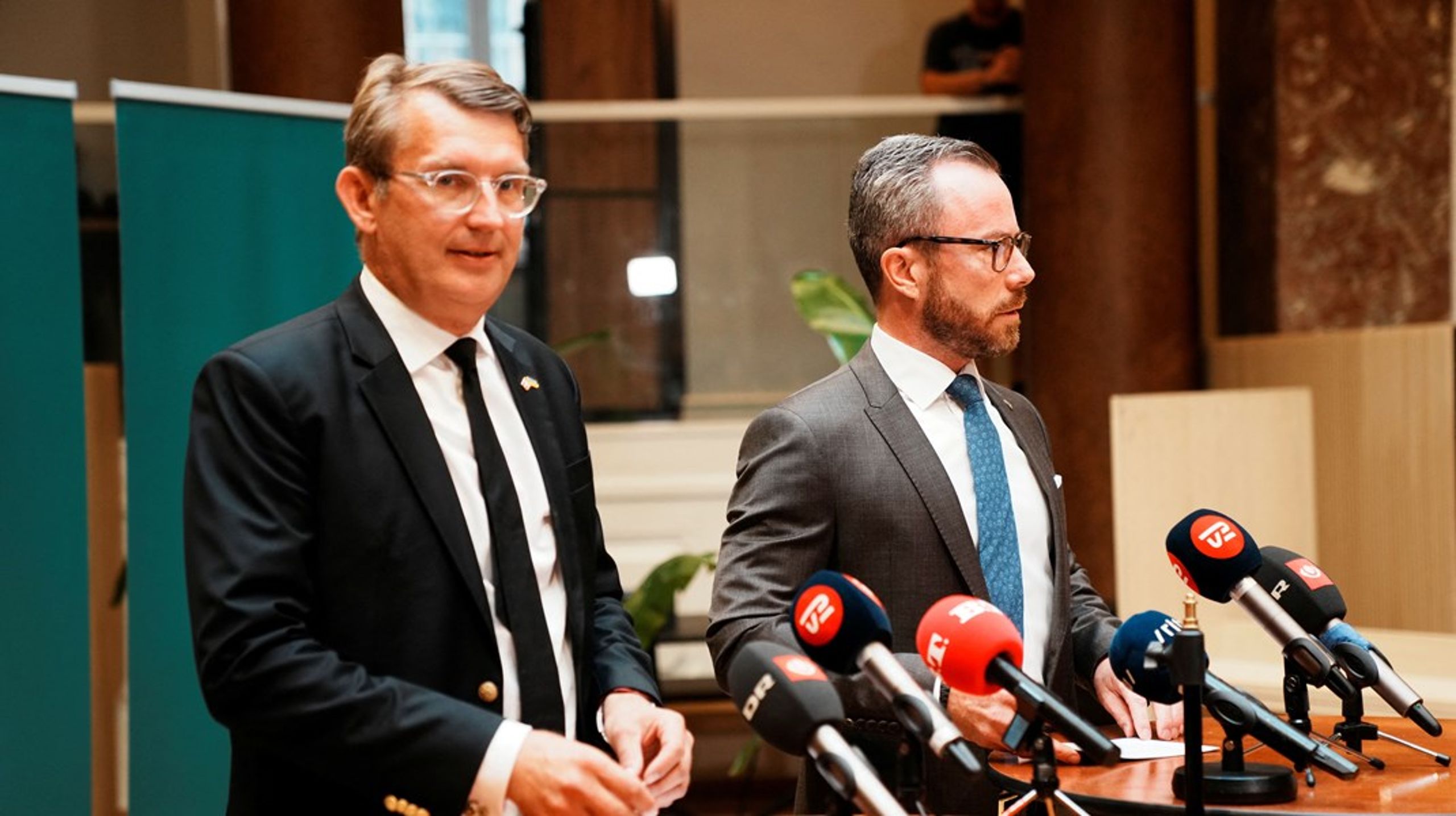 Troels Lund Poulsen (t.v.) og Jakob Ellemann-Jensen (t.h.) bytter statsrådposter i den danske regjeringen.&nbsp;