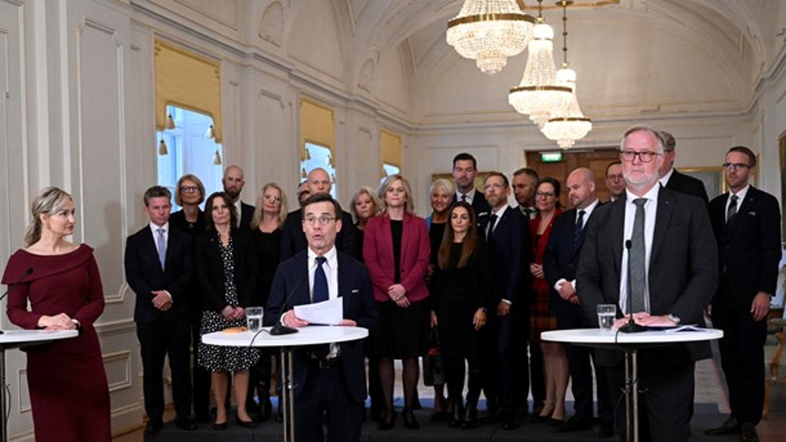 Statsminister Ulf Kristersson (M) med sin nye regjering.