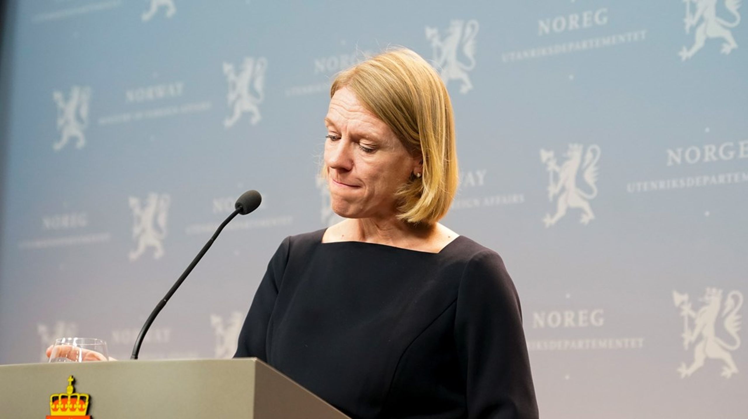 En hardt presset utenriksminister Anniken Huitfeldt (Ap) innkalte onsdag til pressekonferanse om ektemannens aksjekjøp.&nbsp;