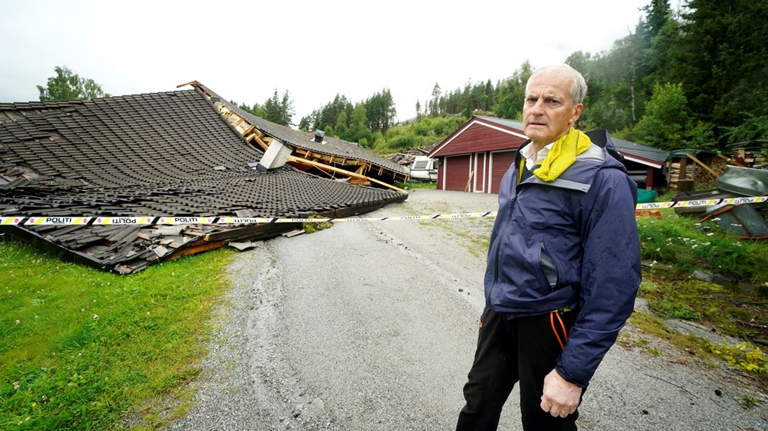 Statsminister Jonas Gahr Støre (Ap) besøkte hus rammet av ekstremvære Hans i Ål. Klimaendringene vil føre til mer ekstremvær og mer nedbør, som vi må forsøke å tilpasse oss gjennom nye tiltak.