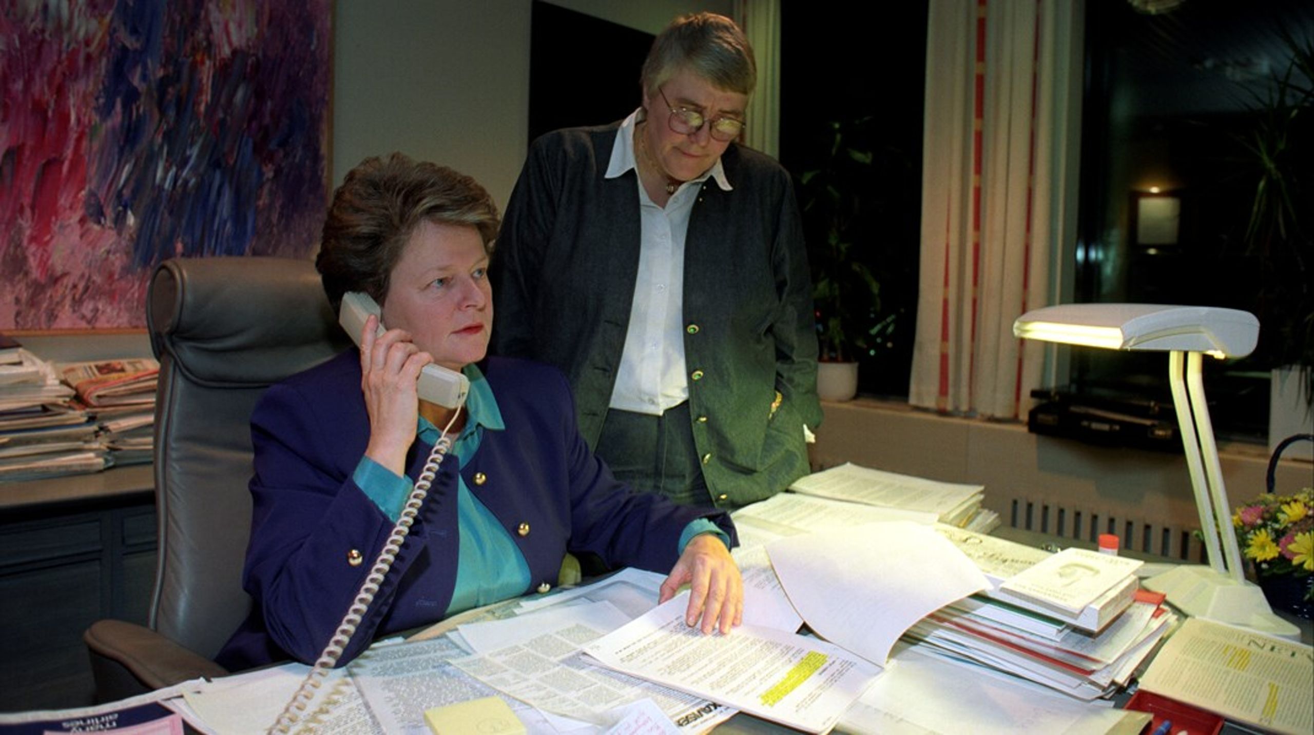 EØS-avtalens mor, daværende statsminister Gro Harlem Brundtland avbildet i 1991 sammen med daværende fiskeriminister Oddrun Pettersen. Spent venter de to på&nbsp;resultatene fra forhandlingene i Luxembourg om avtalen med EF og EFTA, EØS-avtalen.&nbsp;Har verden forandret seg såpass mye etter den tid at EØS-avtalen ikke lenger er nok for Norge?