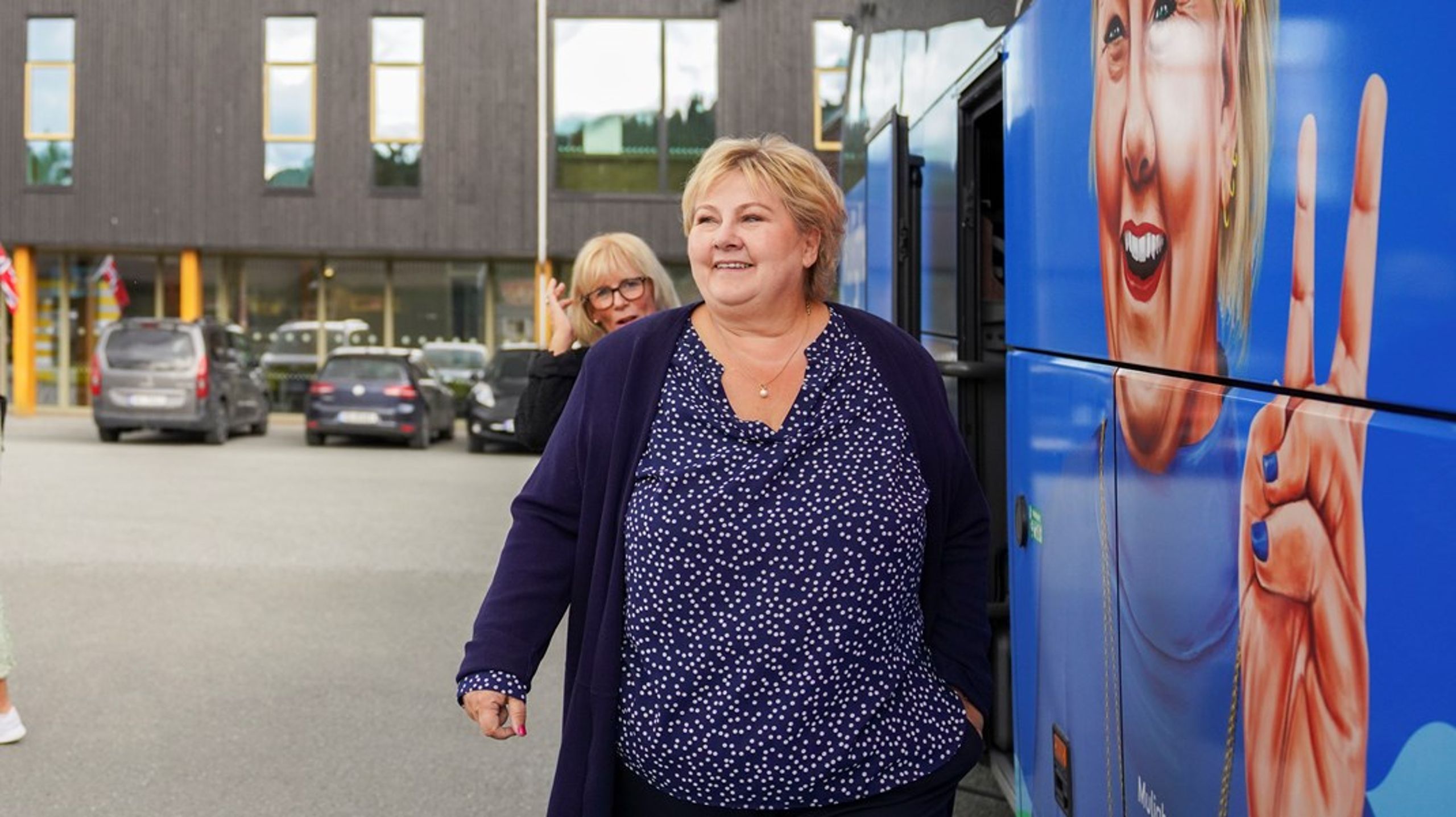 Høyres partileder Erna Solberg, her&nbsp;ved Høyrebussen på turné til Orkland, har lykkes med å holde oppslutningen oppe gjennom en lang valgkamp.
