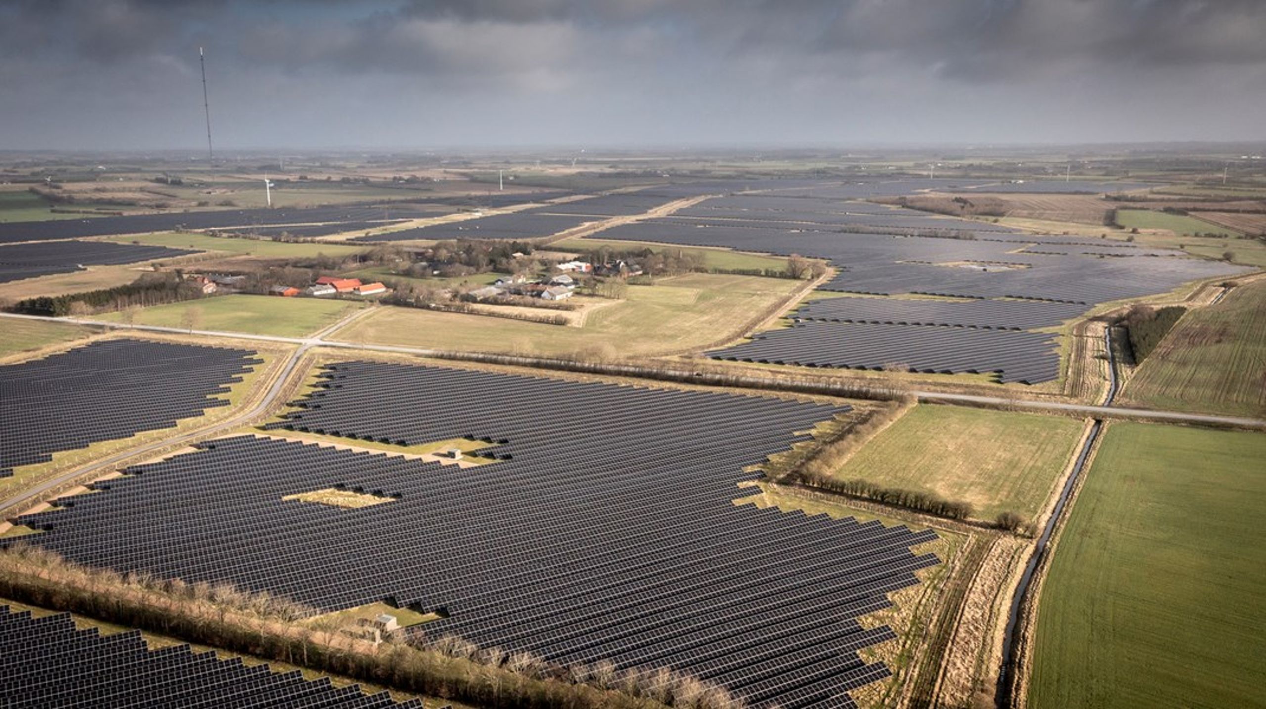 Nord-Europas største solcellepark ligger på Jylland i Danmark. De 12 husstandene i&nbsp;Hjolderup er omringet av 340 hektar med solcellepanel. En ny rapport viser at&nbsp;EU er langt fremme på investeringer i fornybar energi og størst på fornybar kraftproduksjon.&nbsp;