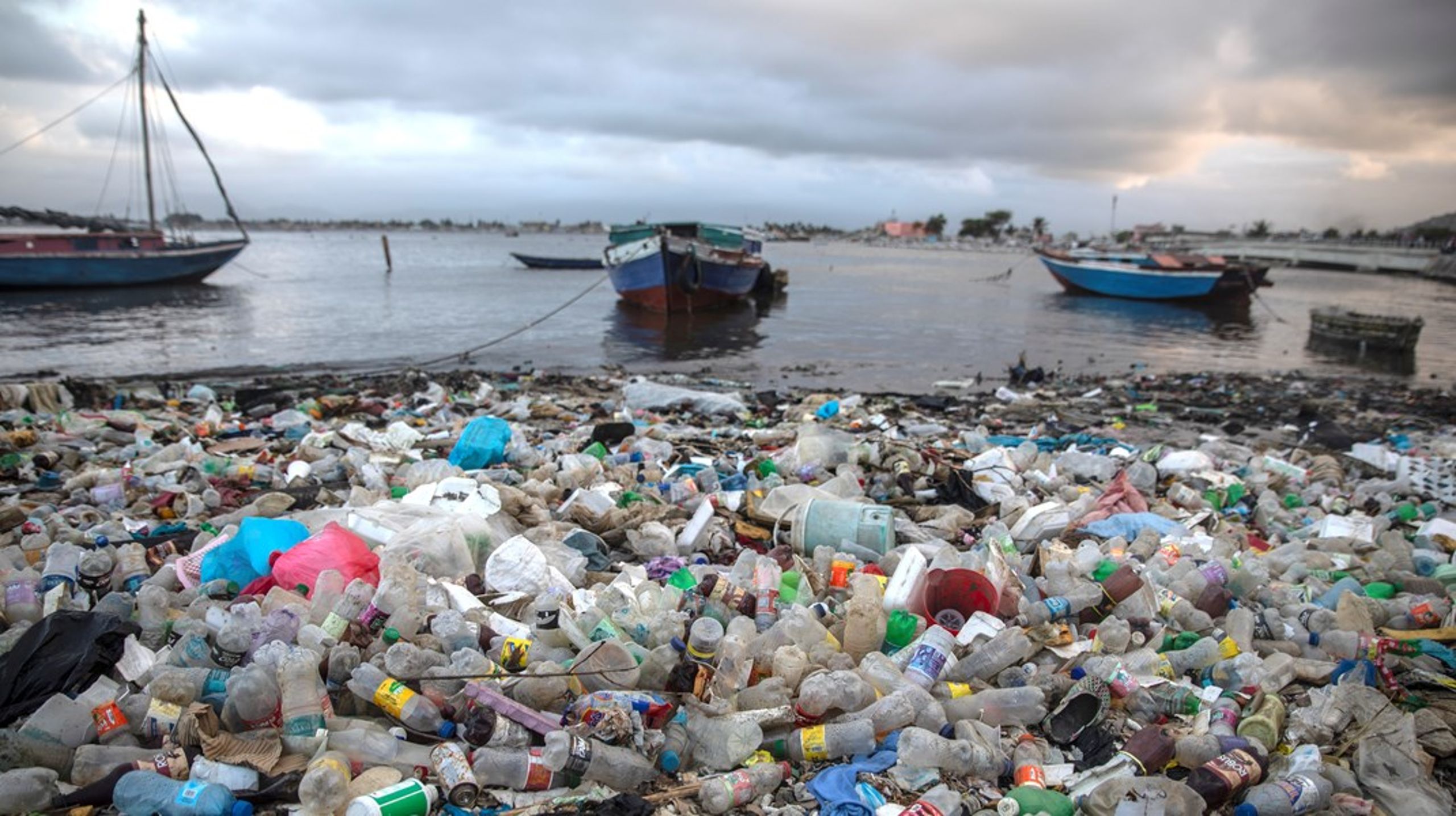 Overforbruk og forsøpling er to av mekanismene som driver menneskene til å overskride planetens tålegrenser, gjennom blant annet klimagassutslipp, forurensning og avskoging.