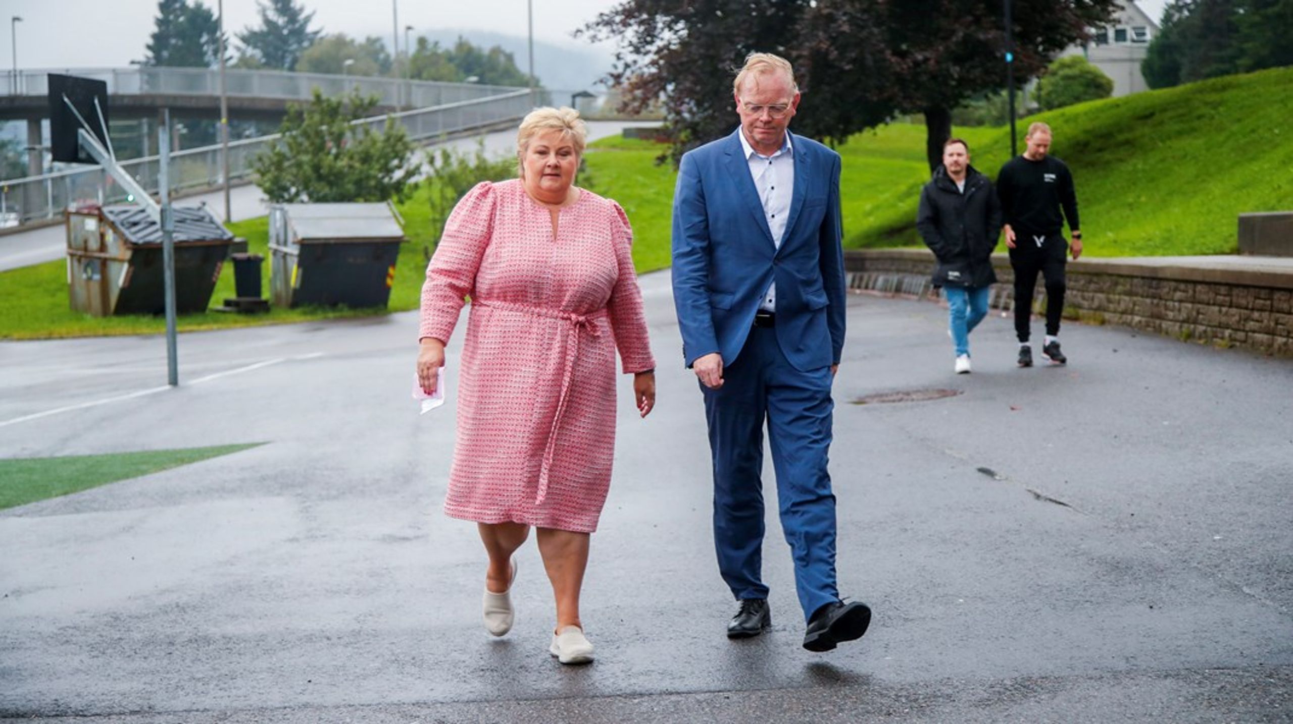 Sinde Finnes har bak ryggen på ektefelle og statminister Erna Solberg handlet aksjer. Hvor inhabil det har gjort henne og om hun uaktsomt kan ha bidratt til innsideinformasjon, vil påvirke hennes politiske fremtid.