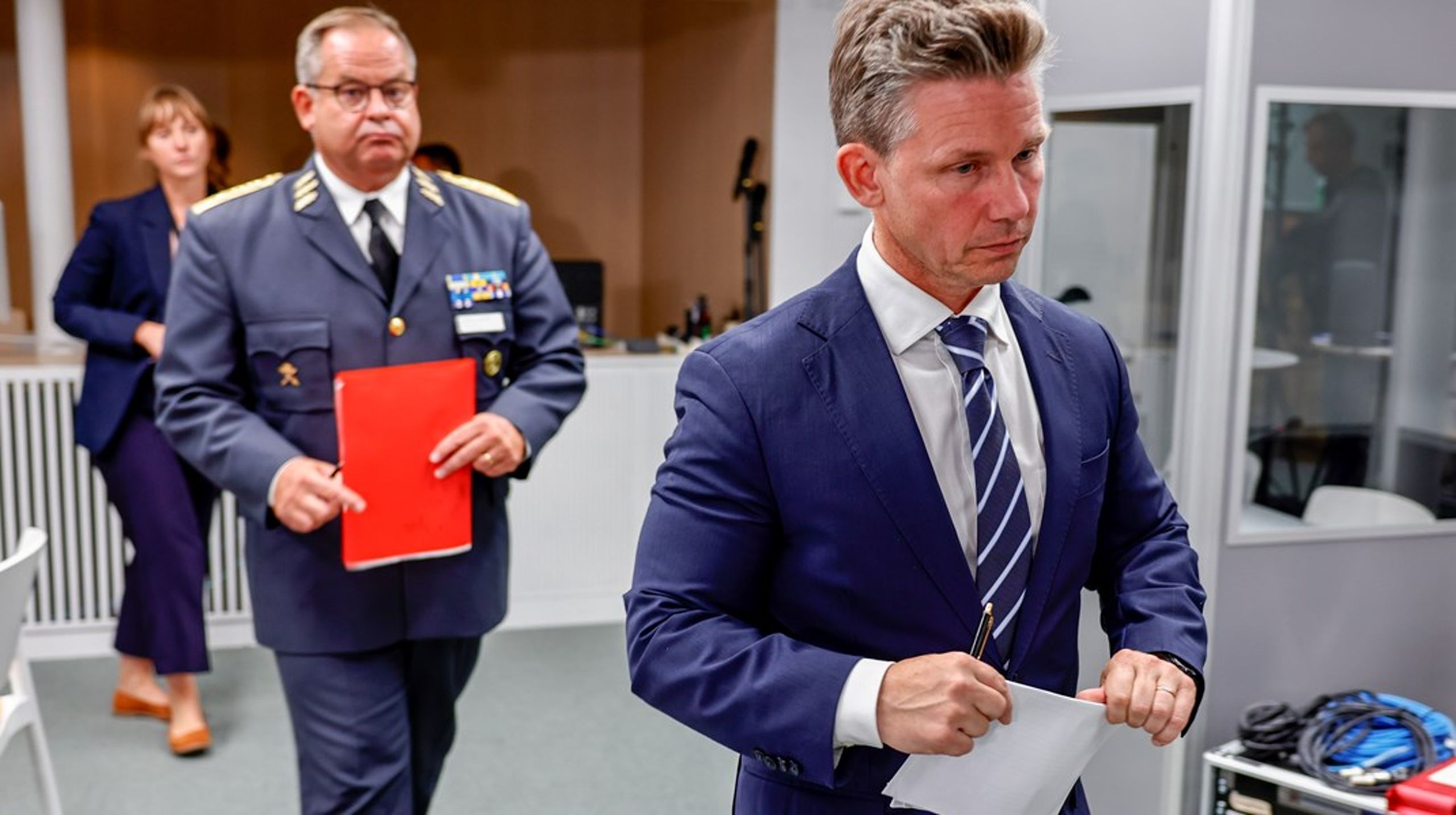 Forsvarsminister&nbsp;Pål Jonson (M) (til høyre) var budsjettvinner da den svenske regjeringen la frem sitt statsbudsjett. Her er han sammen med den svenske forsvarssjefen&nbsp;Michael Claesson.