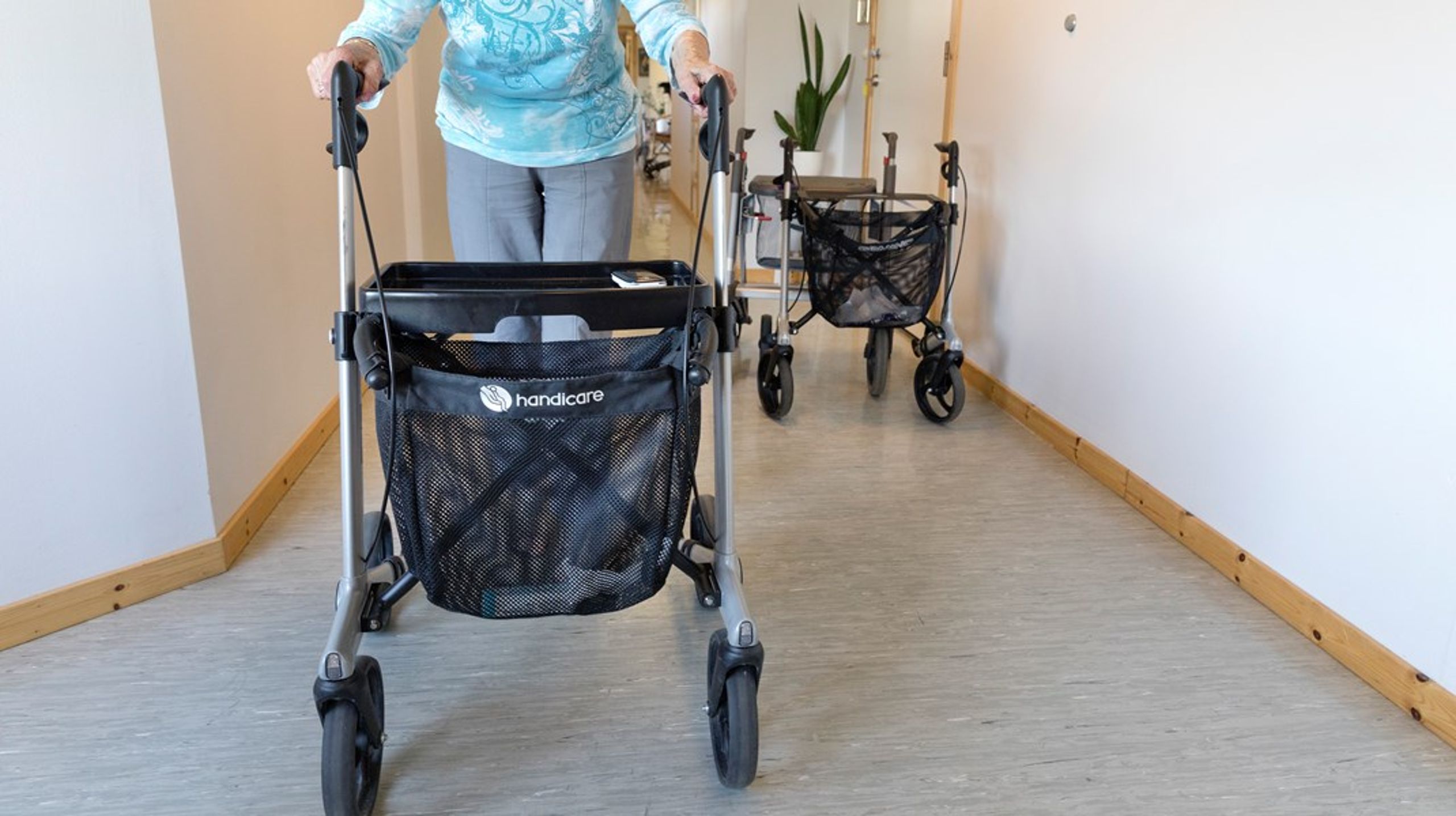 Tvangsbruk kan for eksempel være å nekte eldre å forlate sykehjemmet. Norges institusjon for menneskerettigheter (NIM) mener det er stor risiko for at eldres menneskerettigheter brytes når de utsettes for tvang.