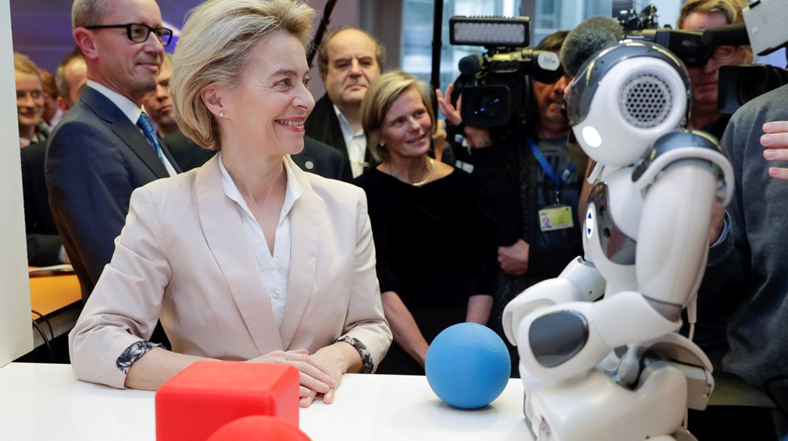 EU-kommisjonens president Ursula von der Leyens møte med en digital fremtid. EU forsøker å holde utviklingen av kunstig intelligens (Artificial Intelligence) i tømmene ved streng regulering.&nbsp;