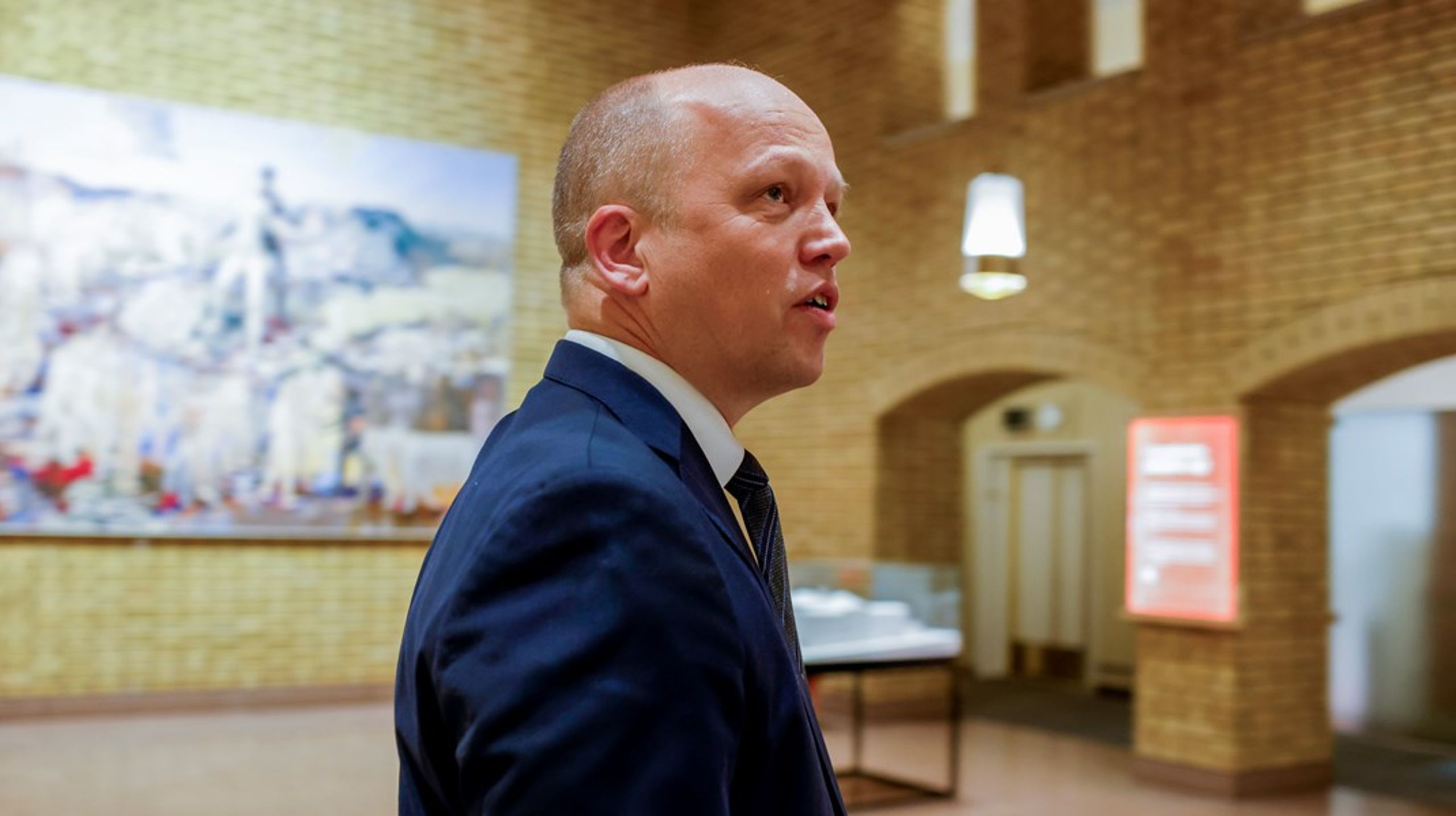 Finansminister Trygve Slagsvold Vedum på vei inn på Stortinget for å legge frem regjeringens forslag til statsbudsjett for 2024.