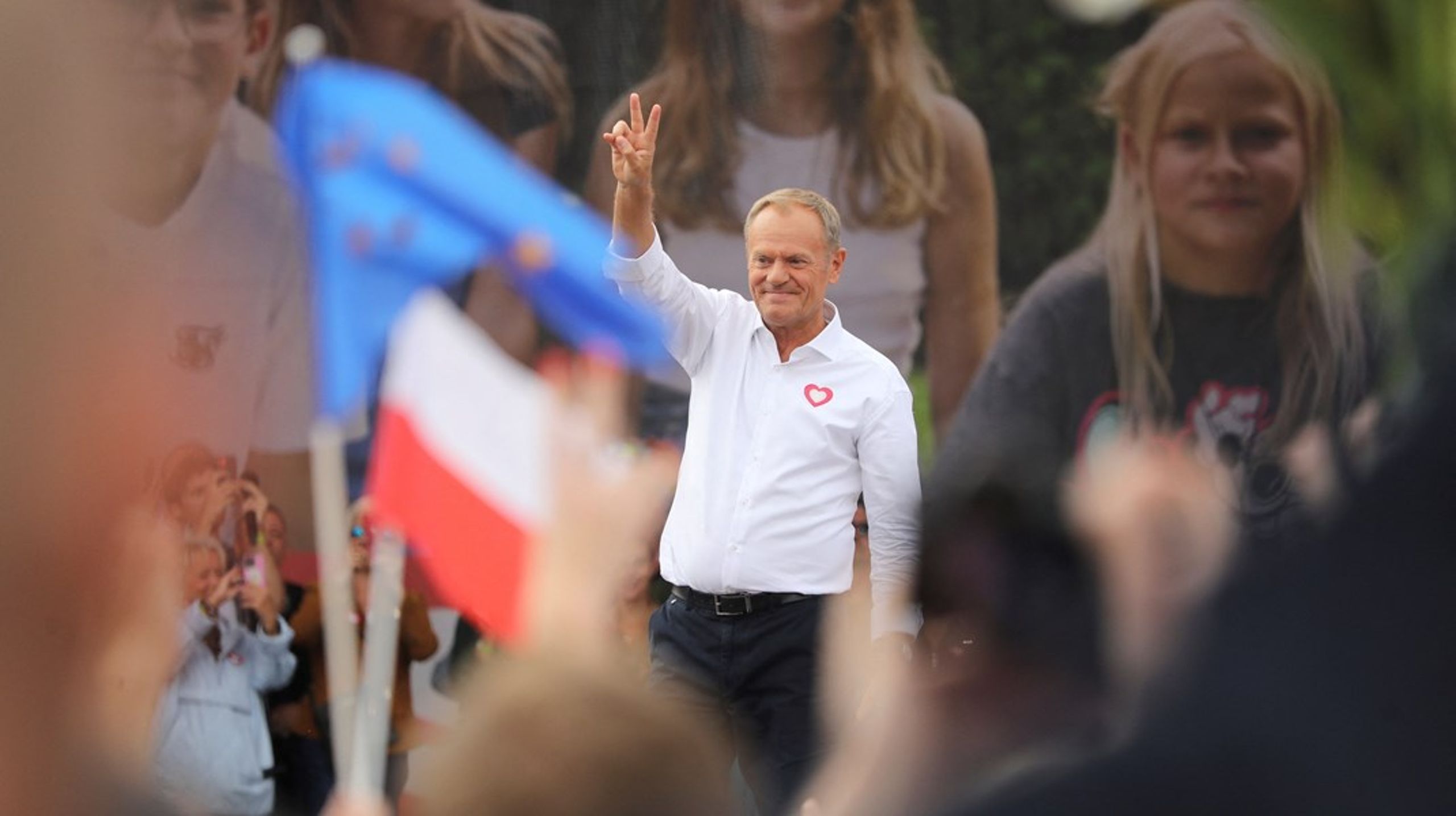 Tidligere EU-president Donald Tusk talte til mange tusen mennesker i Warszawa for en uke siden. Han håper å vinne makten i Polen i valget søndag 15. oktober.