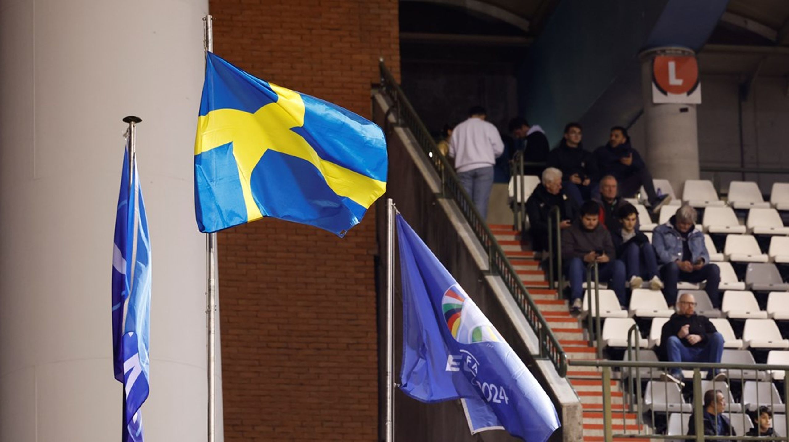 Fotballkampen mellom Sverige og Belgia, som startet rett etter angrepet, ble avbrutt i halvtid.&nbsp;