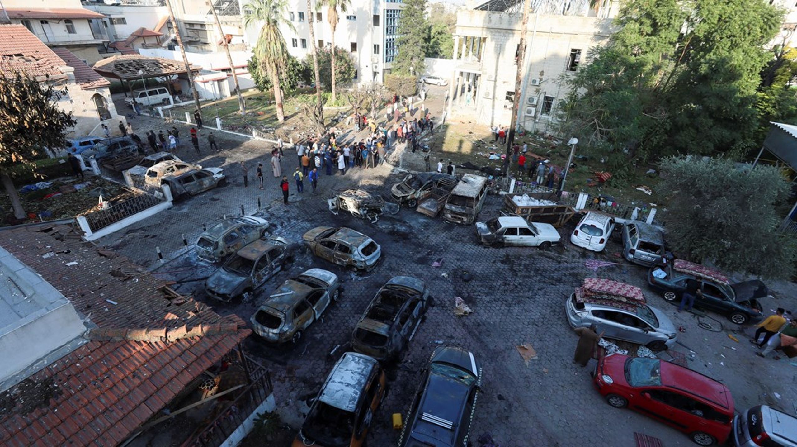 Et område utenfor Al-Ahli sykehuset i Gaza. Tirsdag ble et ukjent antall personer drept og skadet etter det som kan ha vært et luftangrep som feilet, sendt opp av en palestinsk islamistisk gruppering, men som Hamas hevder var et israelsk angrep.&nbsp;