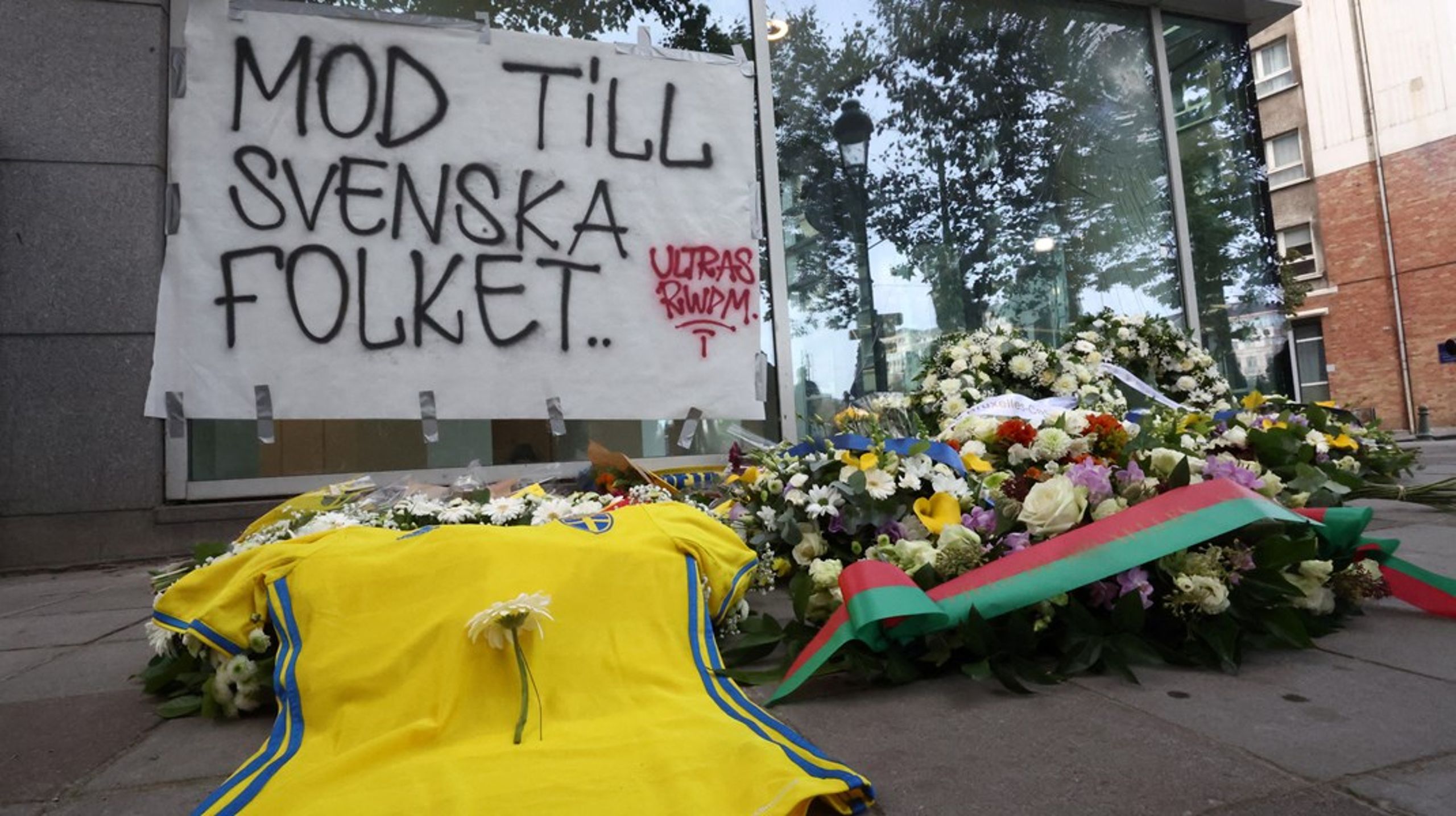 Blomster ble lagt ned, blant annet av Sveriges statsminister&nbsp;Ulf Kristersson og Belgias statsminister Alexander De Croo, på stedet for terrorhandlingen&nbsp;i Brussel&nbsp;hvor to svenske statsborgere ble drept.&nbsp;