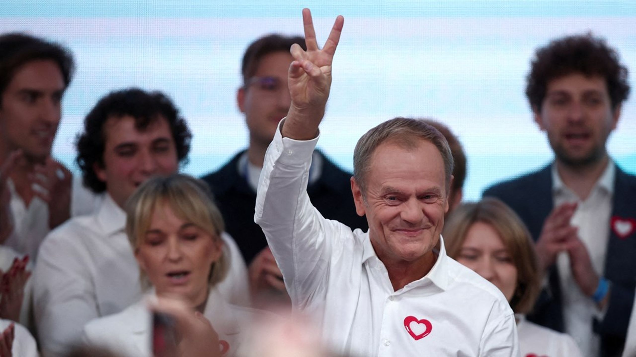 Donald Tusk, lederen av&nbsp;det liberale partiet Borgerplattformen (KO) gjorde seierstegnet da valgresultatet ble offentliggjort i Warsawa i Polen den 15. oktober.