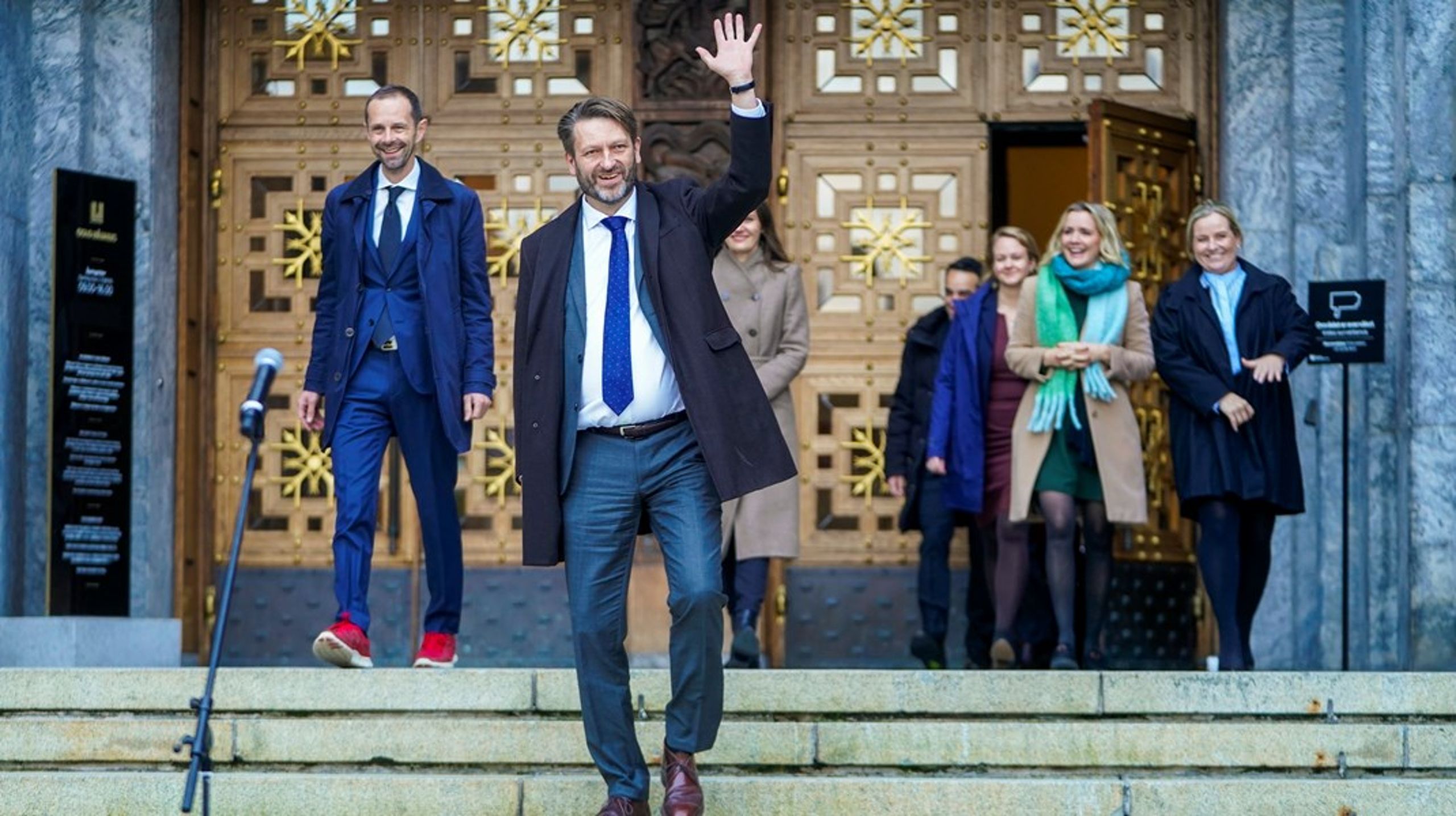 Oslos nye byrådsleder presenterte onsdag sine nye byråder. Venstre-topp Hallstein Bjercke i røde sko får med seg to partifeller, mens Høyre bekler fem av rollene i toppen av Oslo-politikken fremover.&nbsp;
