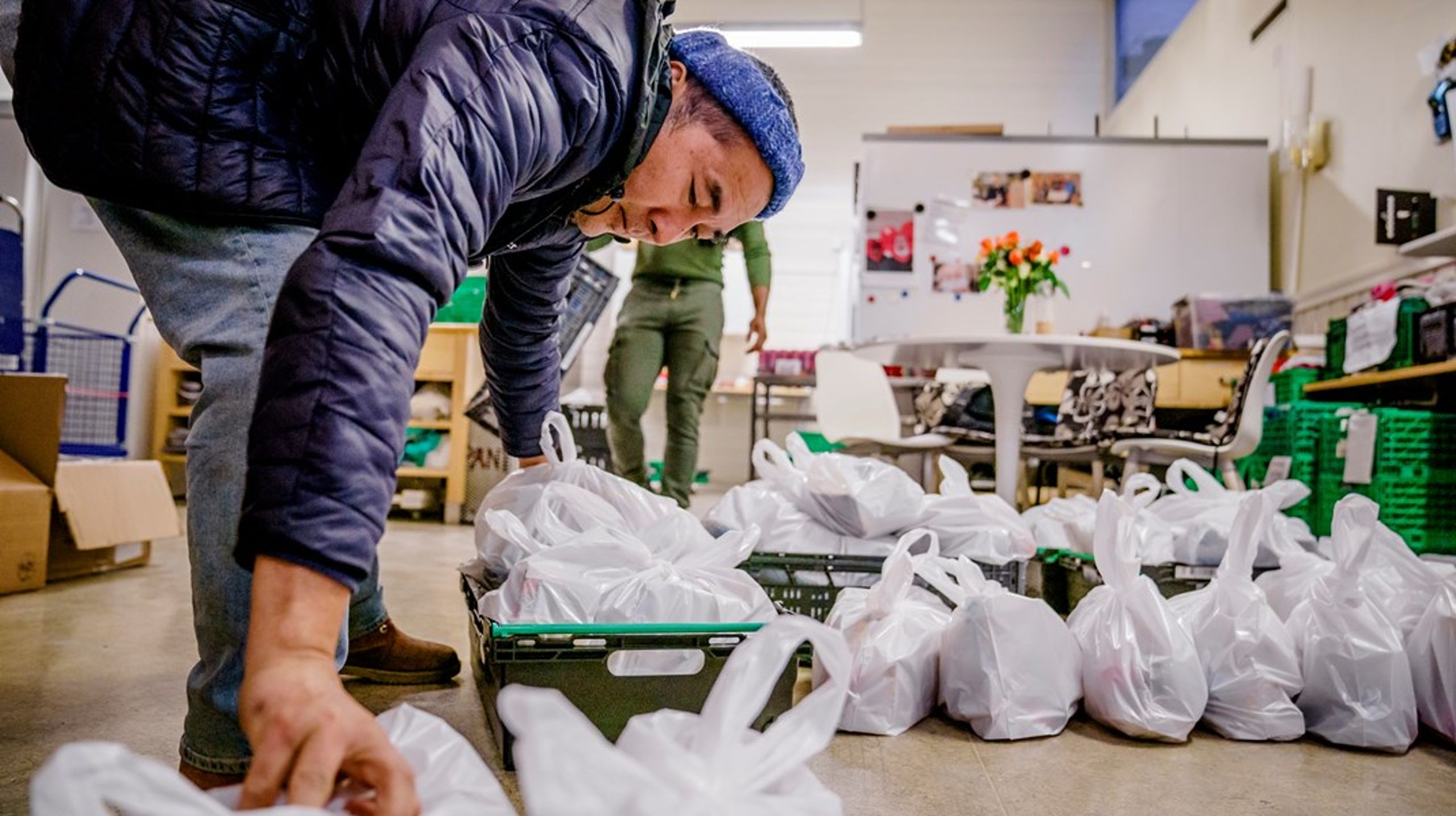 Frelsesarmeens slumstasjon i Oslo pakker matposer til trengende brukere i hjemmehjelpstjenesten. Mange har måtte ty til denne typen tilbud for å klare seg i det siste, skriver NAV-sjefen.