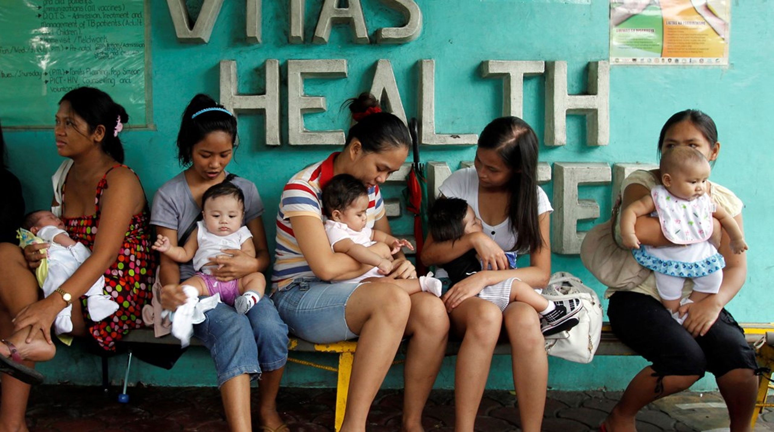 Unge mødre venter på helsesjekk for barna sine på en klinikk i den filippinske hovedstaden Manila. Filippinene har lenge drevet med målrettet arbeidskrafteksport av helsepersonell, men i deler av landet har dette gått hardt ut over helsetilbudet.