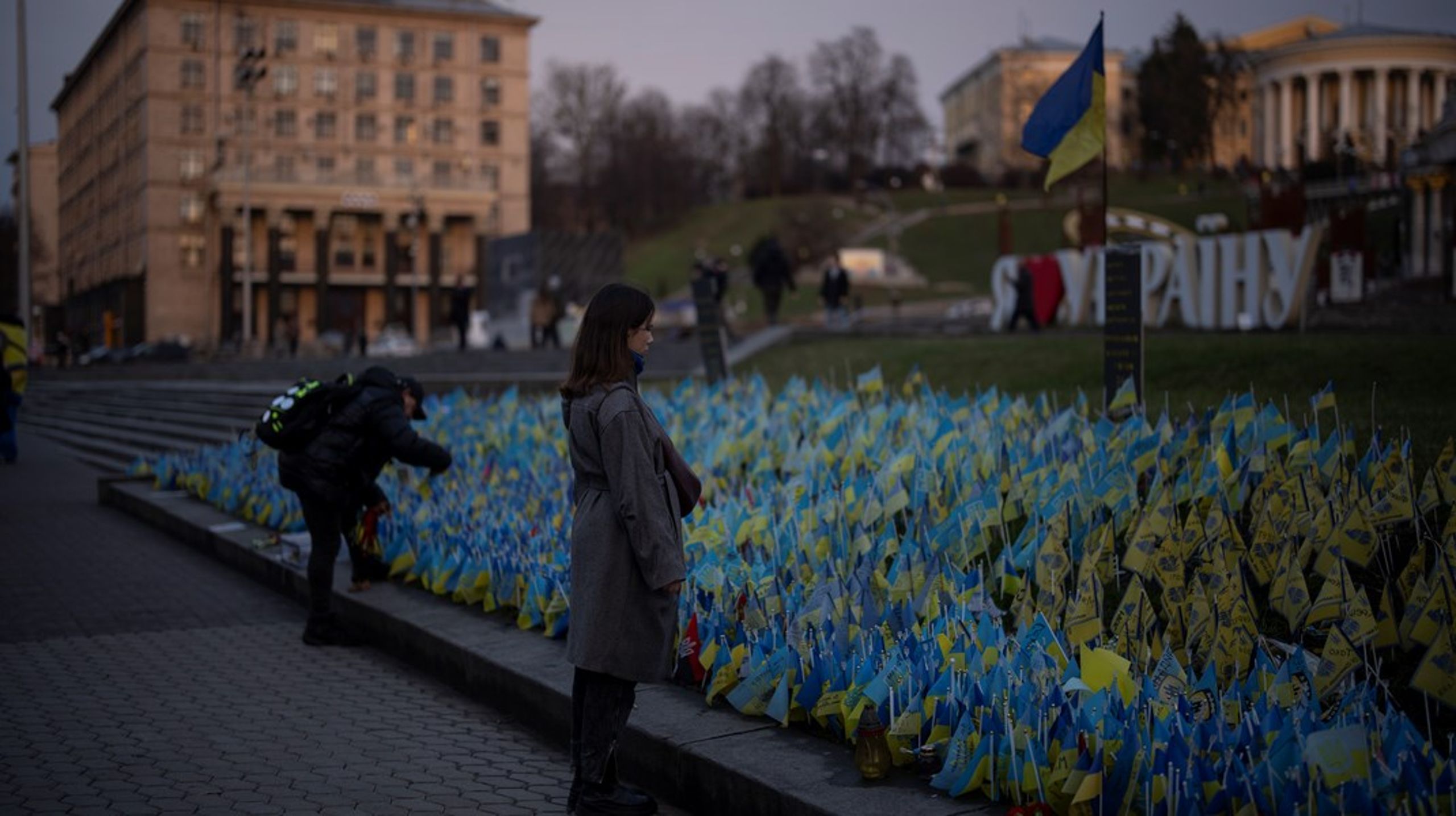 Maidan-plassen i Kyiv var sitt fredelege og storslegne «eg». Ein heilt vanleg morgon. Så fredeleg, tenkjer eg, som om alt var normalt. Men alt er ikkje lengre normalt, skriv Bård Vegar Solhjell.&nbsp;