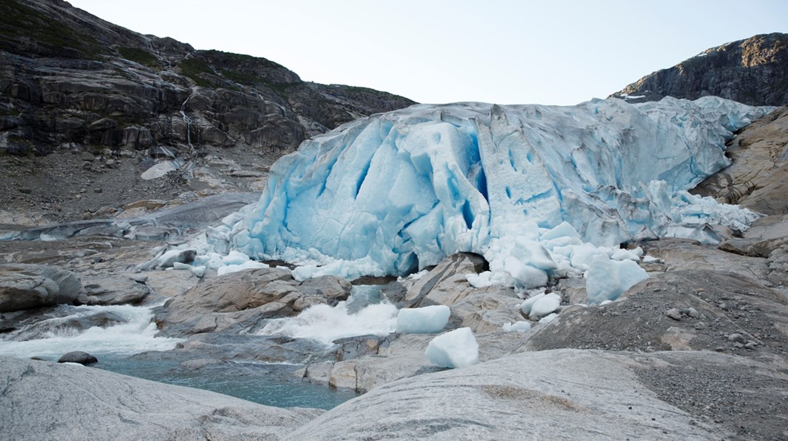 Nigardsbreen er en brearm av Jostedalsbreen, som har trukket seg kraftig tilbake de siste årene. Debattskribenten etterlyser nå et klimaråd som kan bidra til å rydde i og fremskynde den norske klimadebatten.