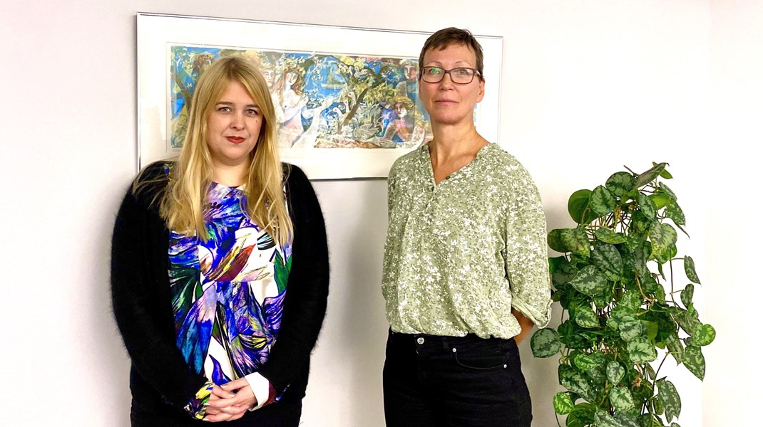 Inger Synnøve Moan og Ingeborg Lund er seniorforskere i FHI og tillitsvalgte for henholdsvis Forskerforbundet og NTL. De frykter at rus- og tobakksforskningen vil bli skadelidende når det skal flyttes 20 årsverk på folkehelsefeltet fra FHI til Helsedirektoratet.