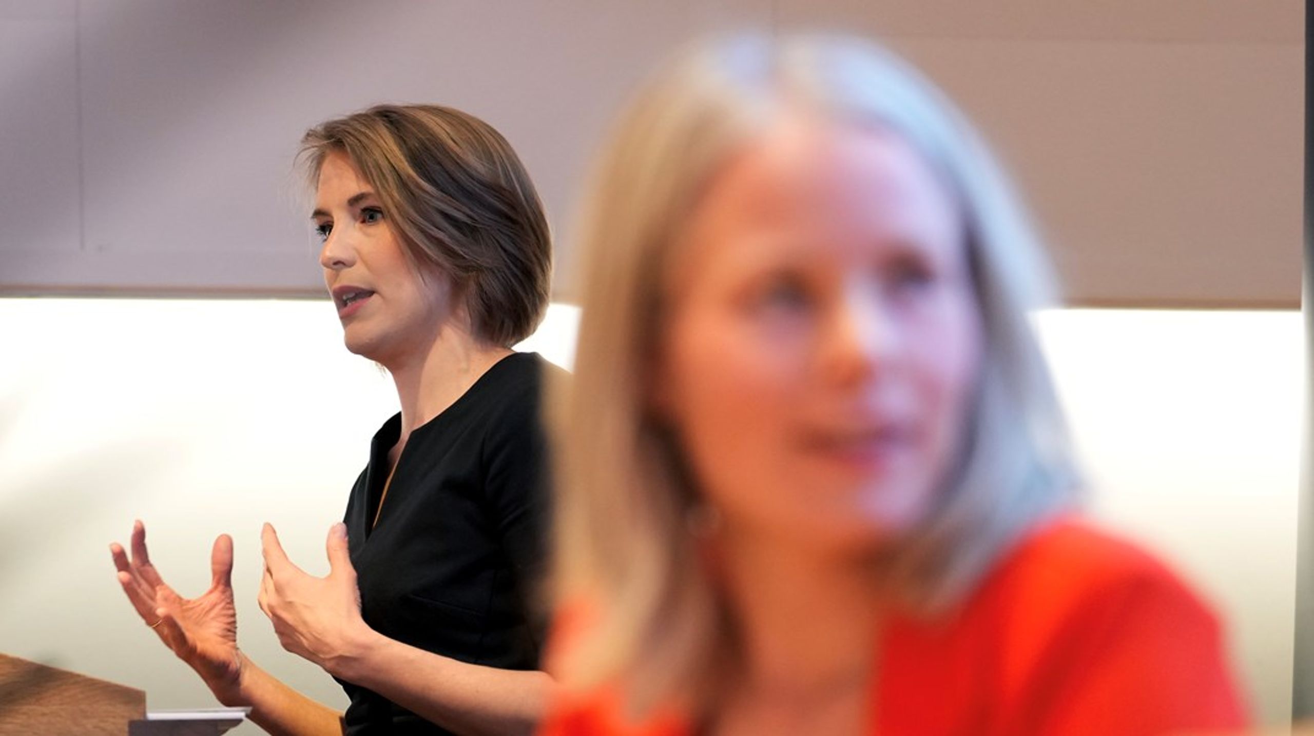 Finanspolitisk talsperson, Kari Elisabeth Kaski, og partileder Kirsti Bergstø presenterte SVs alternative statsbudsjett torsdag morgen. Neste uke starter budsjettforhandlingene i Stortinget.