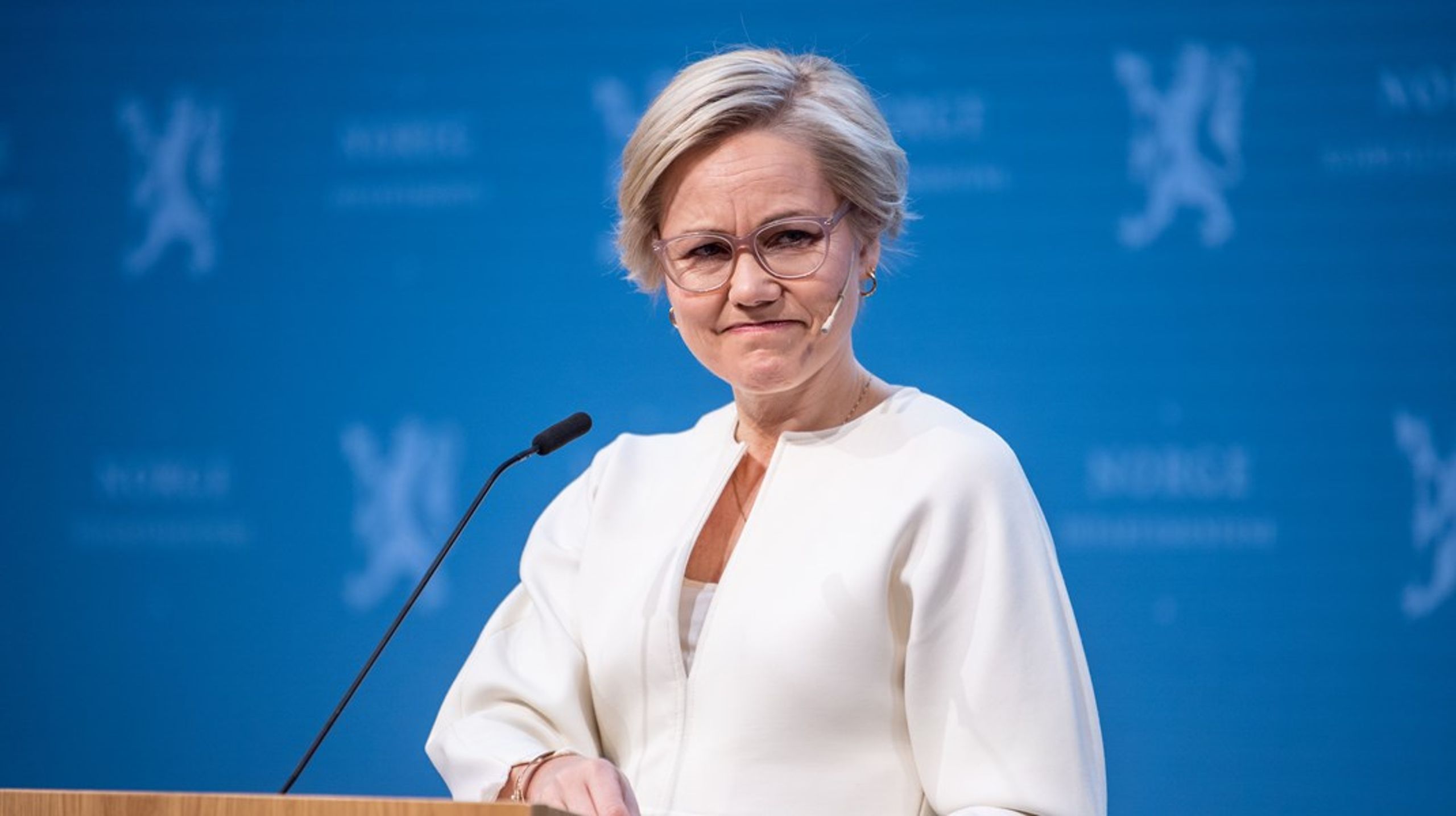 Helse- og omsorgsminister Ingvild Kjerkol kan ikke forvente å bli mer populær hvis hun ender med å legge ned akuttfunksjoner og fødeavdelinger i Nord-Norge.