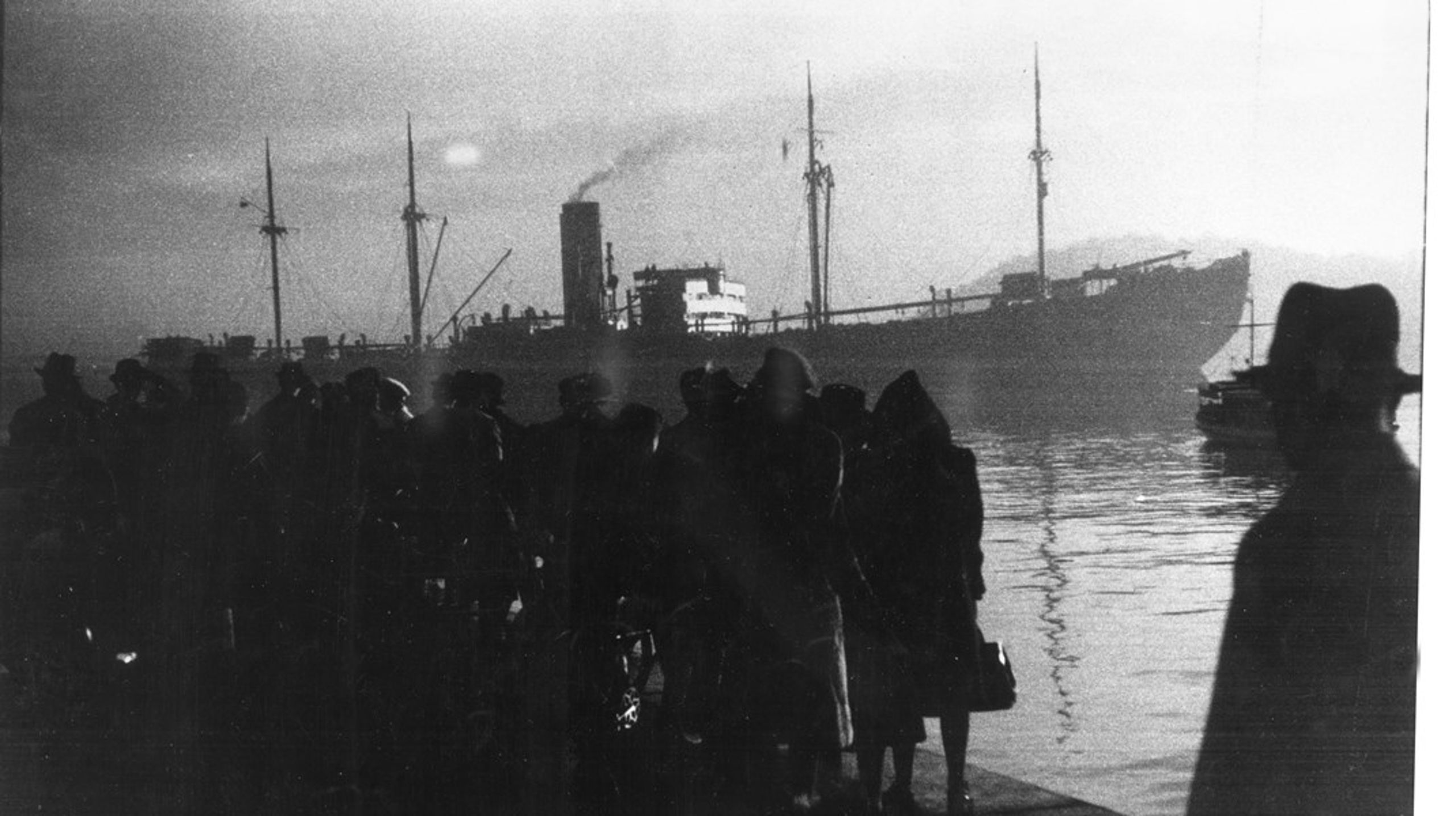 26. november 1942 ble 529 norske jøder deportert til utryddelsesleiren Auschwitz-Birkenau. Bildet er tatt i det MS Donau forlater kaien ved Utstikker 1 i Oslo.&nbsp;