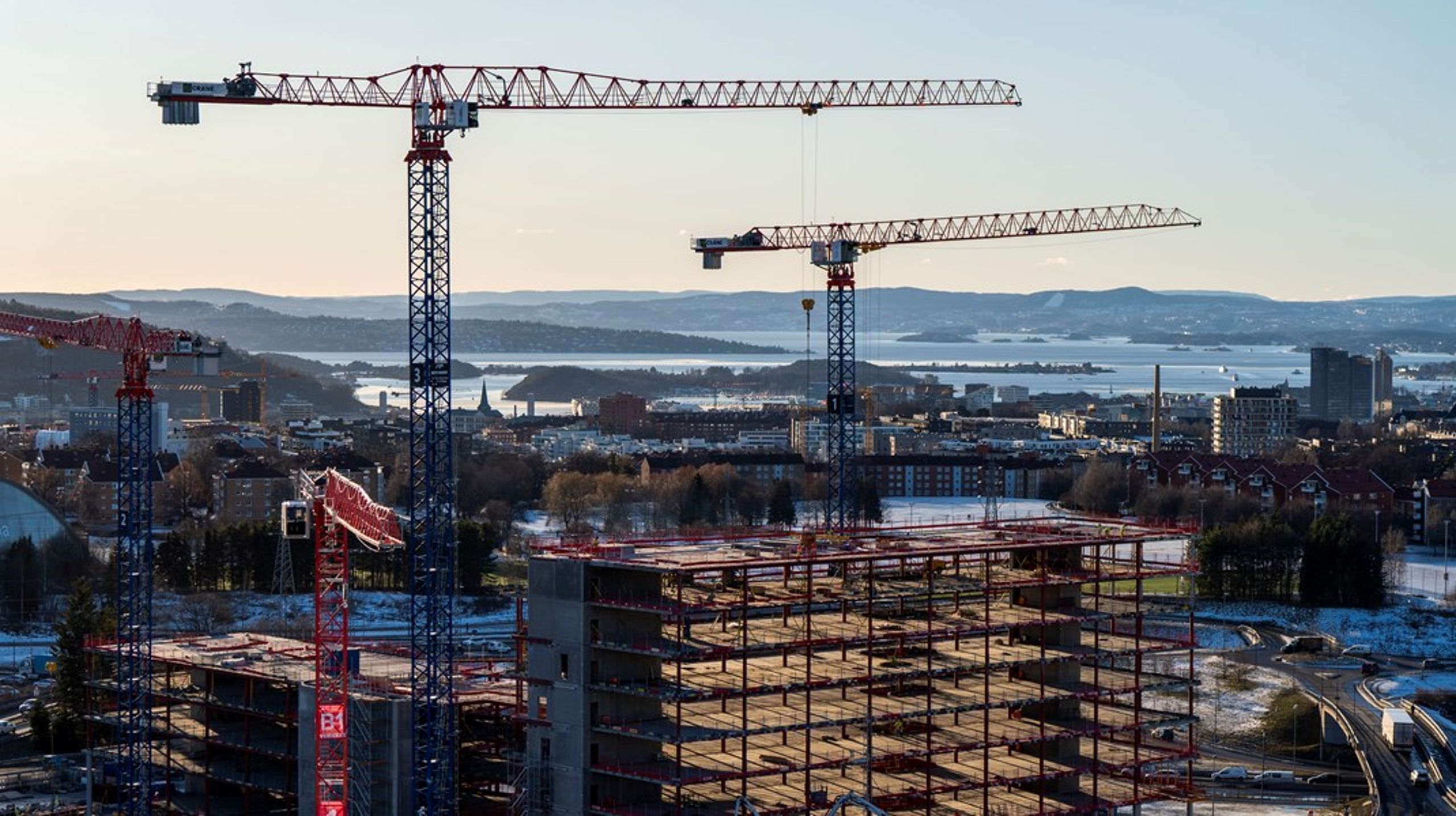 Det bygges mye i Oslo, men etter at regjeringen strammet inn reglene fra 1. april i år, er det ikke lenger lov med innleid arbeidskraft på byggeplassene i Oslofjord-området.