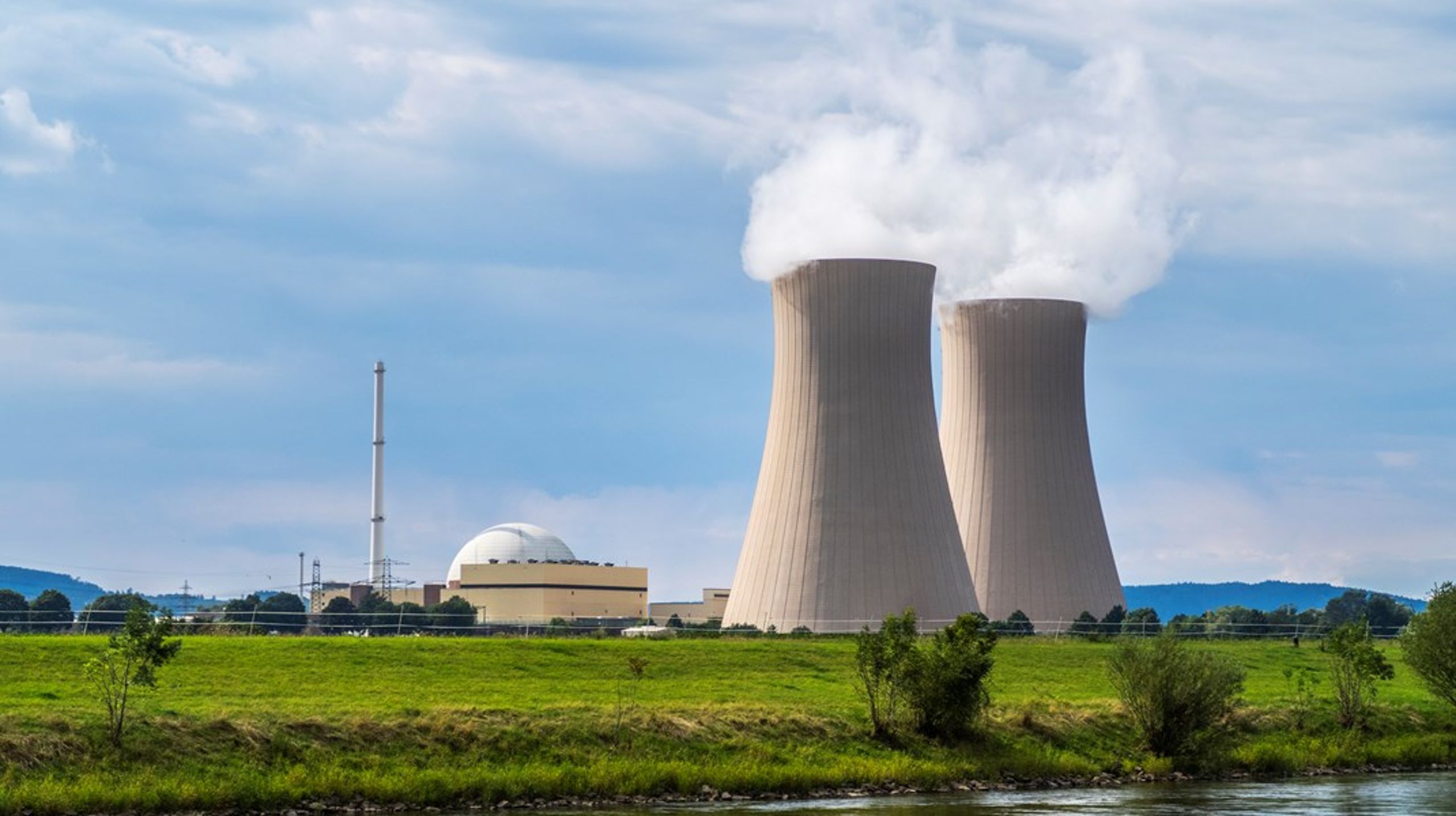 Dersom Norge velger å satse på kjernekraft, må vi forvente å oppleve flere problemer med teknologien enn land som har lang erfaring innen kjernekraft, mener Rystad Energy. På bildet:&nbsp;Atomkraftverket Grohnde, Emmerthal i Tyskland.