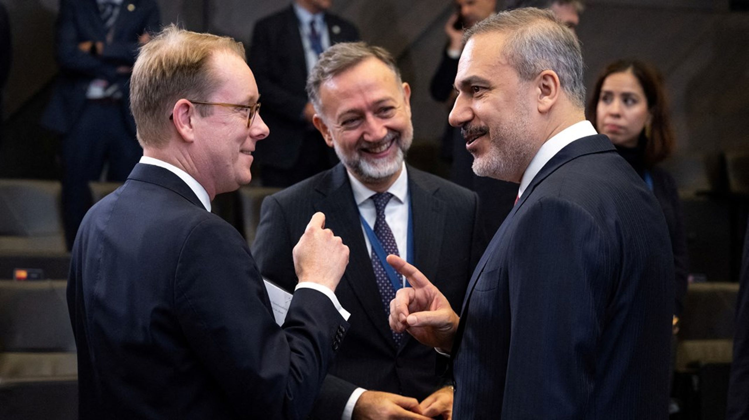 <div>Sveriges utenriksminister Tobias Billström i samtale med Tyrkias utenriksminister Hakan Fidan under Nato-toppmøtet tirsdag.</div>