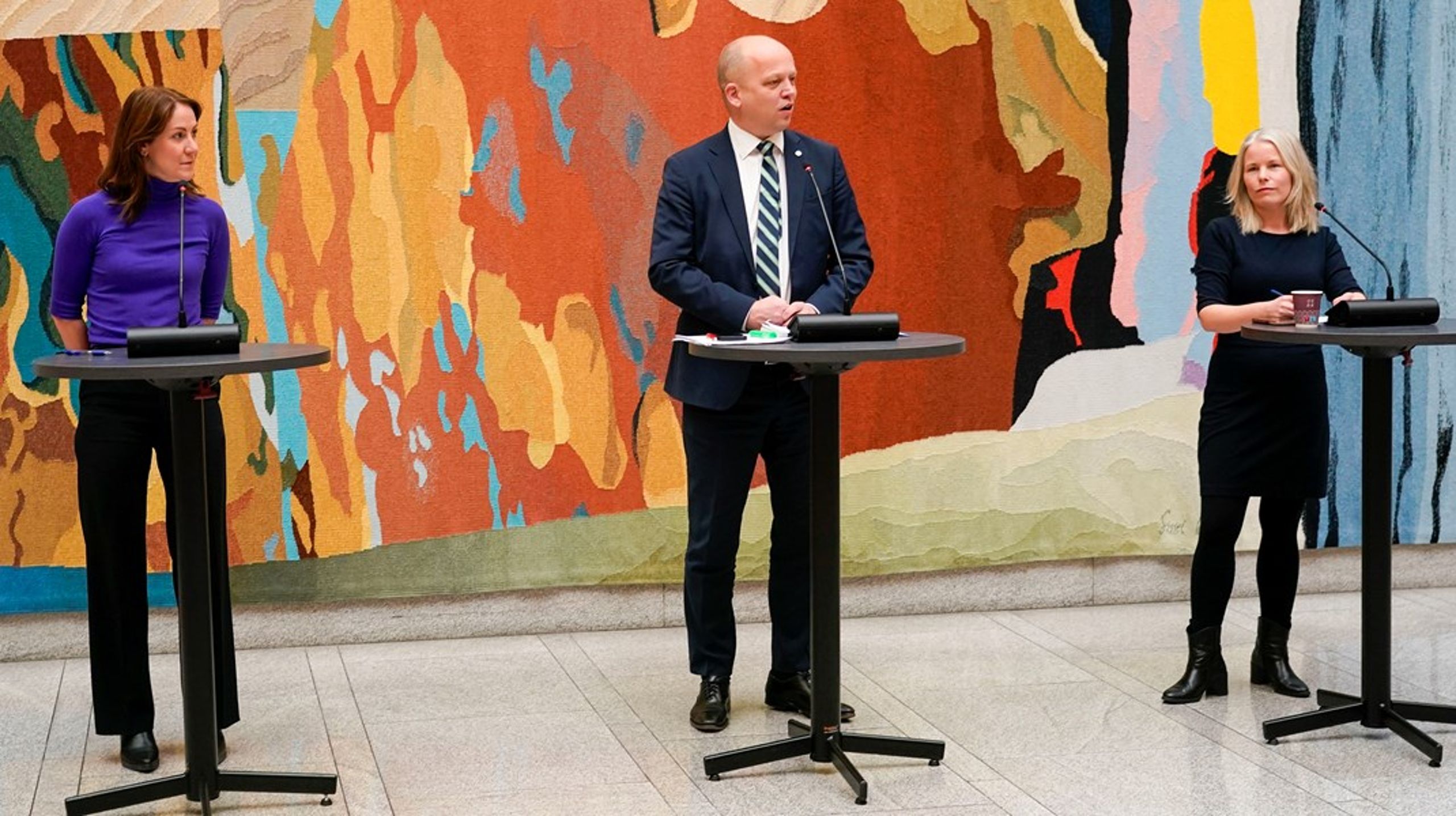 Tonje Brenna, Trygve Slagsvold Vedum og Kirsti Bergstø presenterte budsjettavtalen i Stortingets vandrehall søndag morgen.&nbsp;