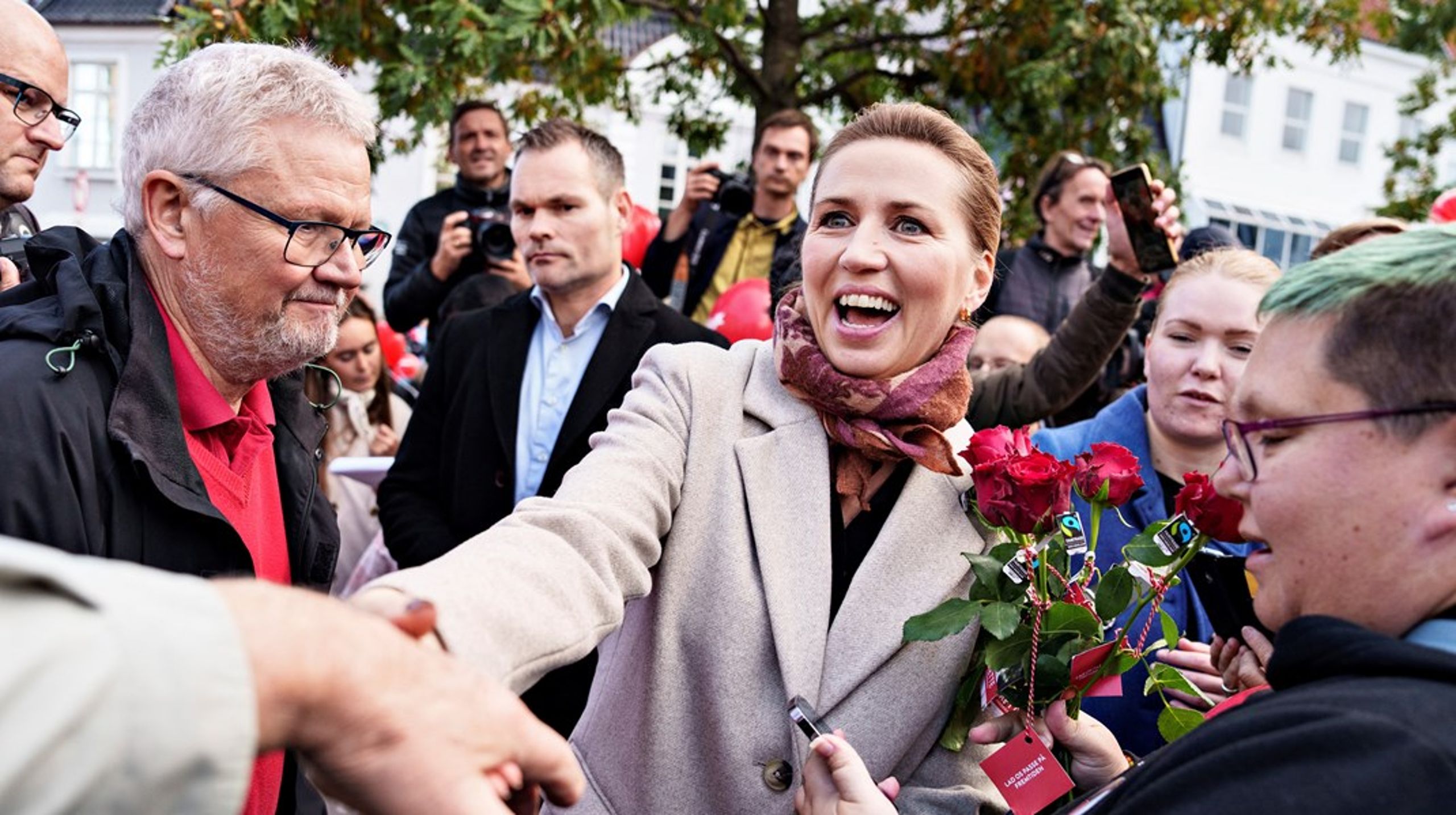 Valgkampen i Danmark har særlig handlet om to ting: Helse og lederskap. Og statsminister Mette Frederriksen ligger godt an til å bli sittende med makten, men ikke uten spenning.&nbsp;