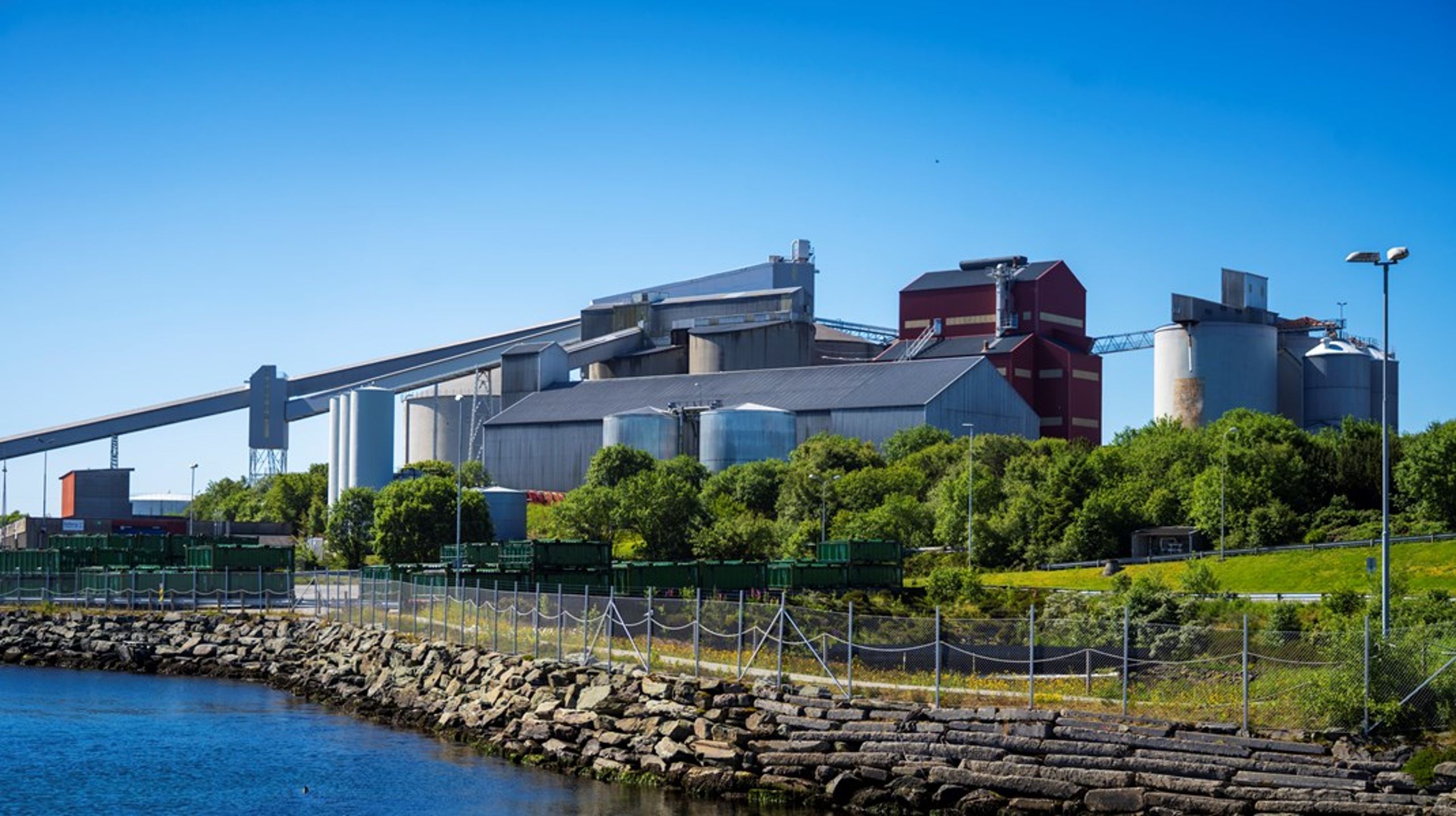 Hydro Aluminium Karmøy&nbsp;er et av Europas største aluminiumsverk. Slike anlegg&nbsp;krever store naturinngrep for å høste råvarer til produksjonen.