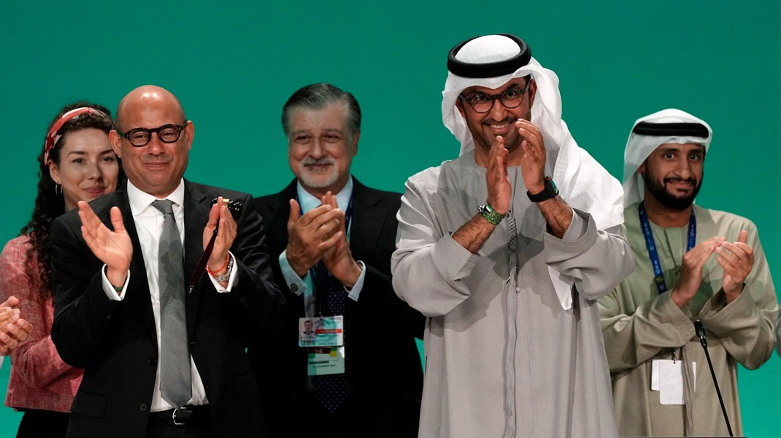 COP28-president Sultan Ahmed Al Jaber sammen med FNs klimakonvensjon, Simon Stiell, etter at landene kom til enighet på klimatoppmøtet onsdag morgen.