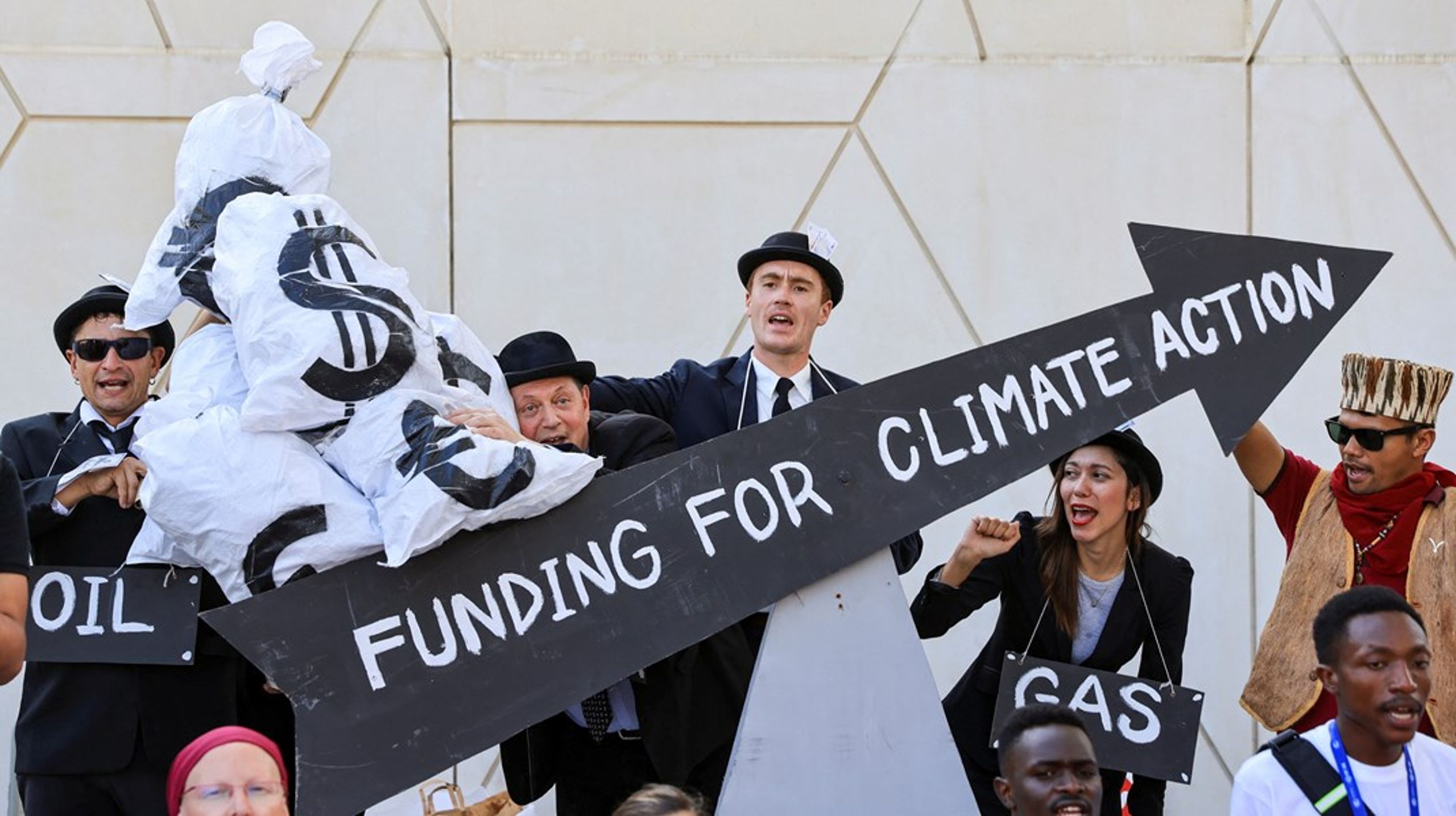 Klimaaktivister etterlyser finansiering av klimahandling under en demonstrasjon på klimatoppmøtet COP28 i Dubai.