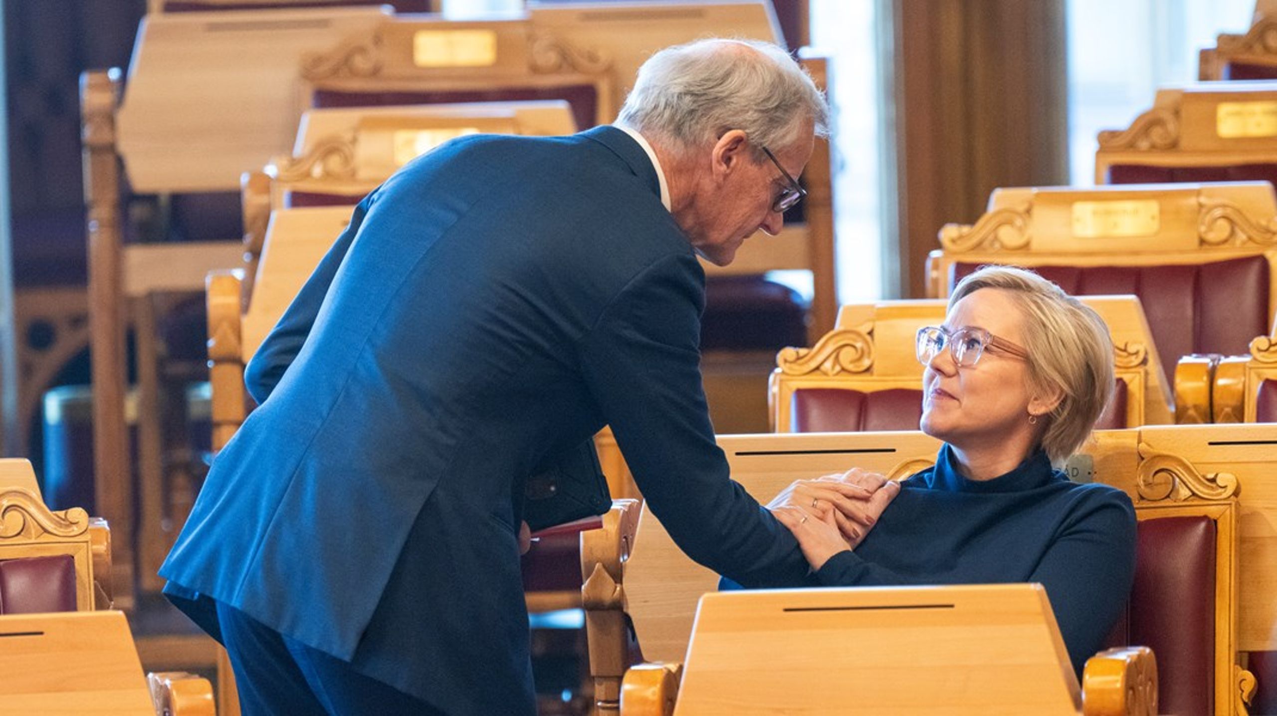 Det ligger an for harde tak i politikken også i 2024 for statsminister Jonas Gahr Støre og helseminister Ingvild Kjerkol. Her hilser de to på hverandre i spørretimen i Stortinget i oktober.