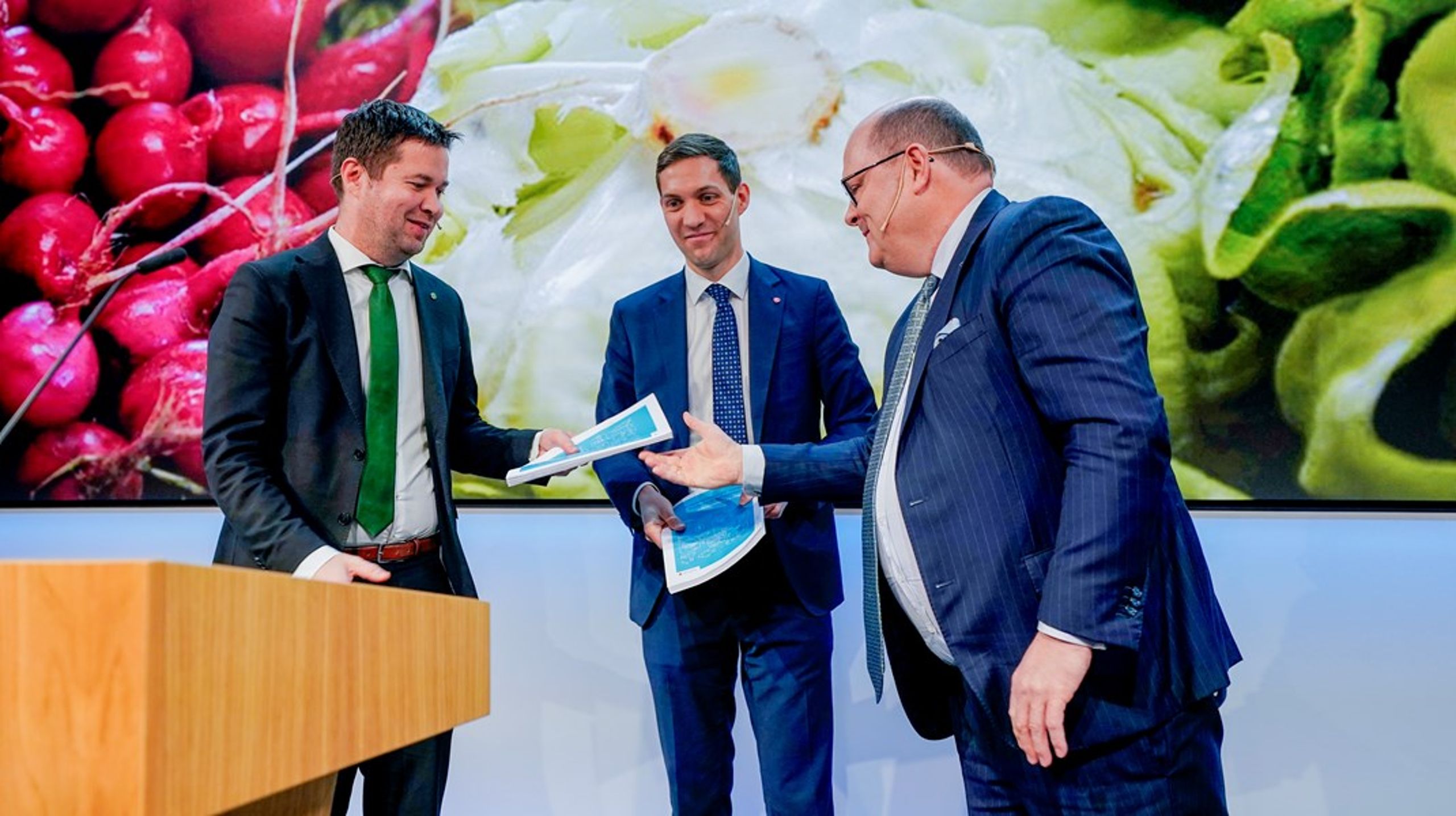 Matsvinnutvalgets leder Petter Haas Brubakk overrekker sine forslag til hvordan Norge kan halvere matsvinnet innen 2030 til klima- og miljøministeren Andreas Bjelland Eriksen (Ap) og landbruks- og matministeren Geir Pollestad (Sp).