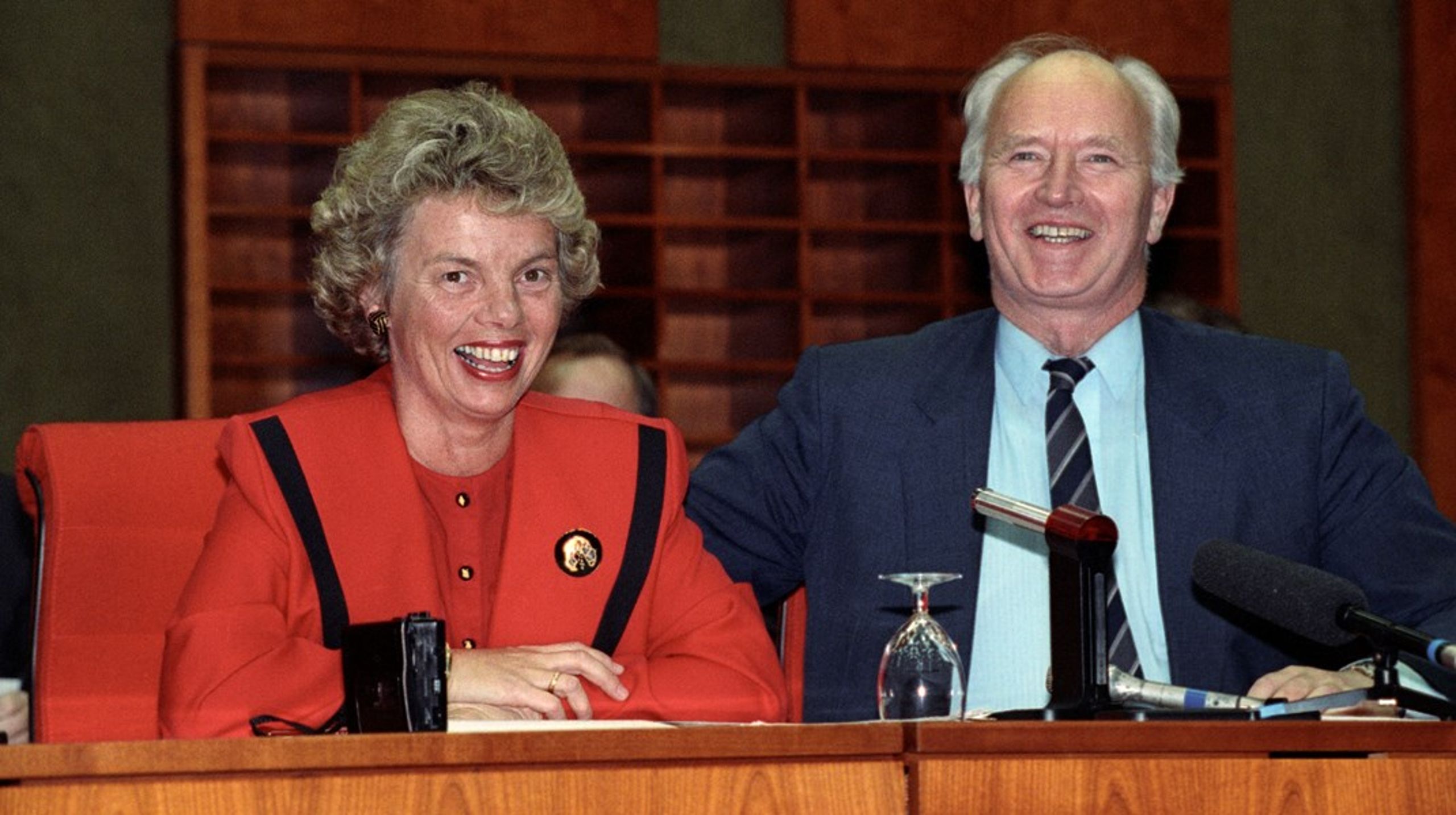 Daværende handelsminister Eldrid Nordbø og utenriksminister Thorvald Stoltenberg under en pressekonferanse i&nbsp;Luxembourg i 1991 etter at&nbsp;EØS-forhandlingene var i boks og avtalen var klar.<br>