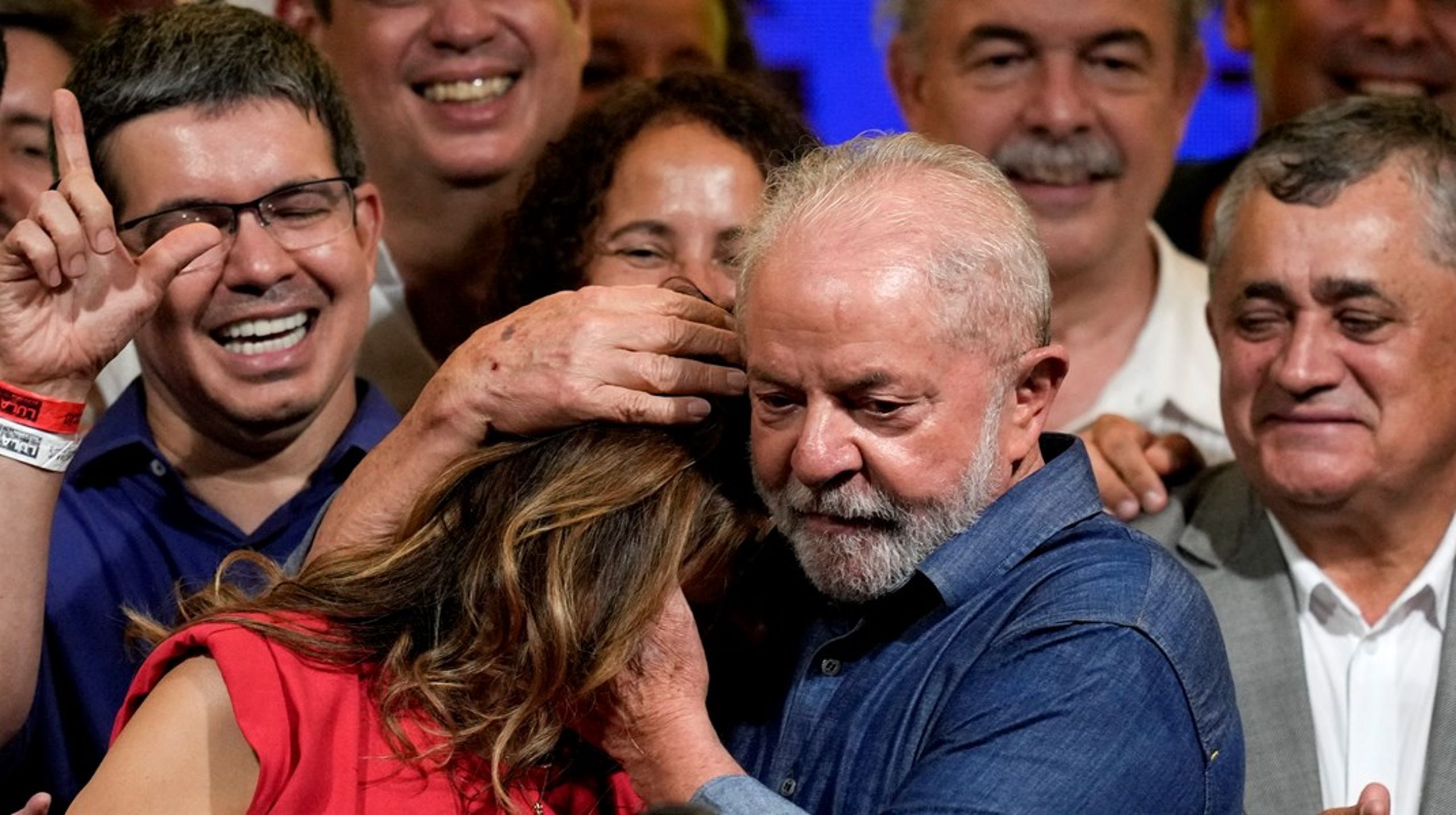 En rørt Luiz Inacio Lula da Silva omfavner sin kone&nbsp;Rosangela etter å ha slått motkandidaten Jair Bolsonaro i Brasils presidentvalg søndag.